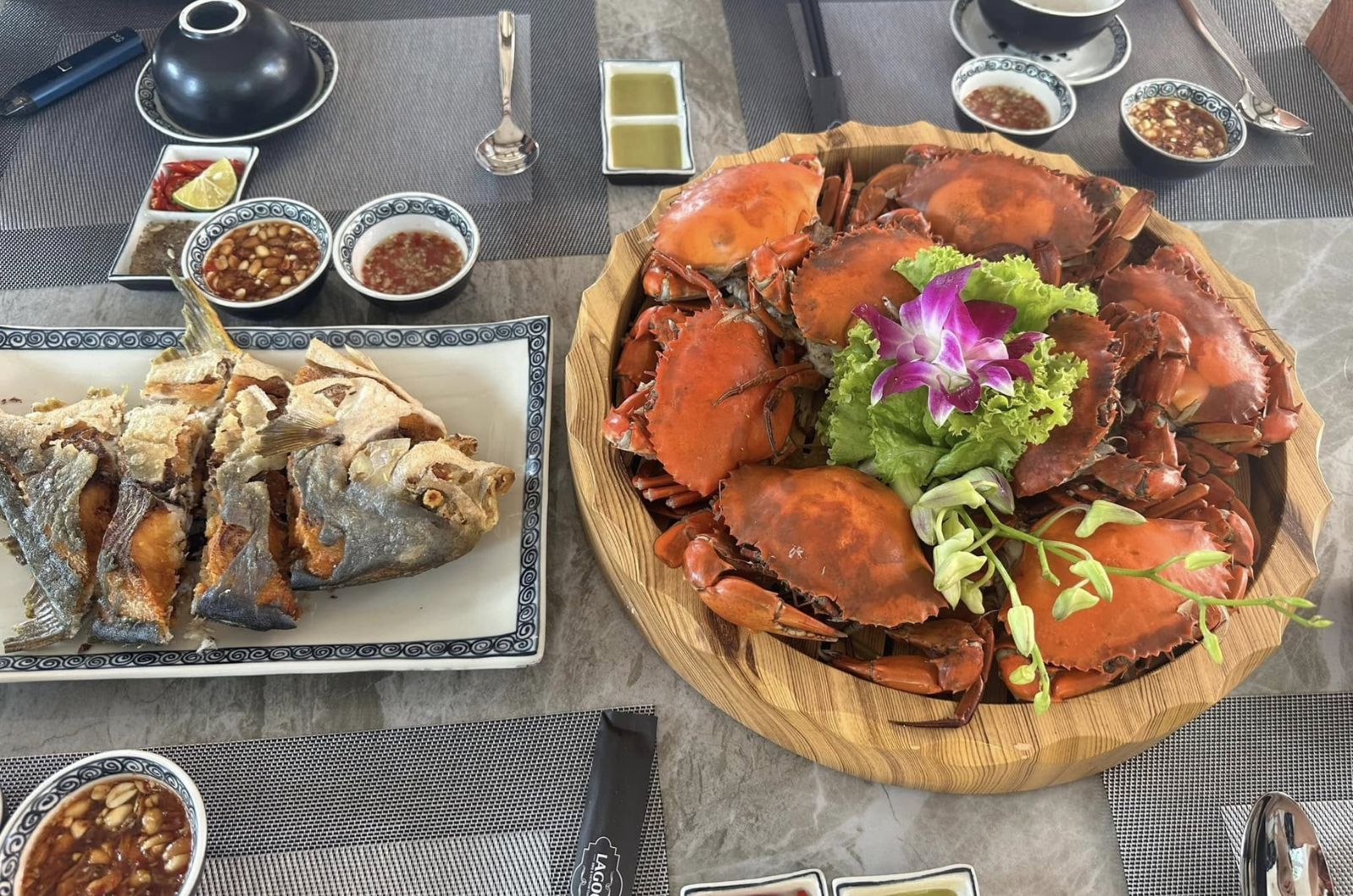 Thưởng thức ẩm thực tại các nhà hàng ở thị trấn Hoàng hôn 