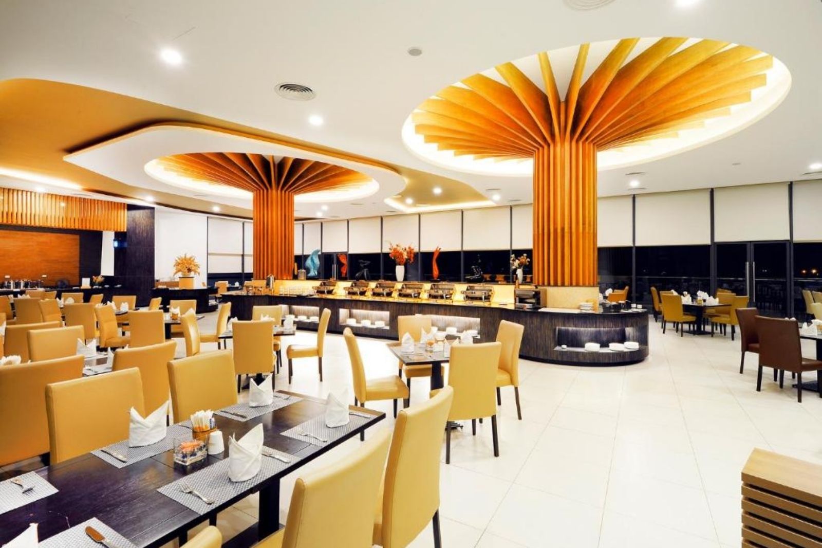 Không gian nhà hàng ở khách sạn The Reed