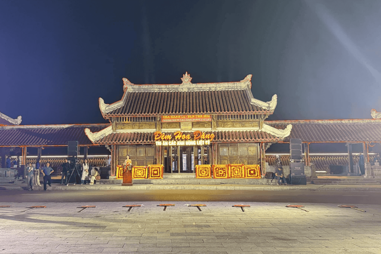 Nhà hành lễ bến thả hoa 