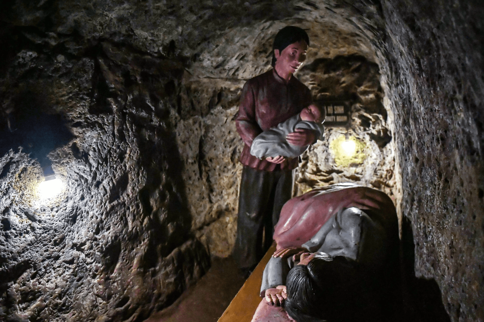 Nhà hộ sinh dưới địa đạo 