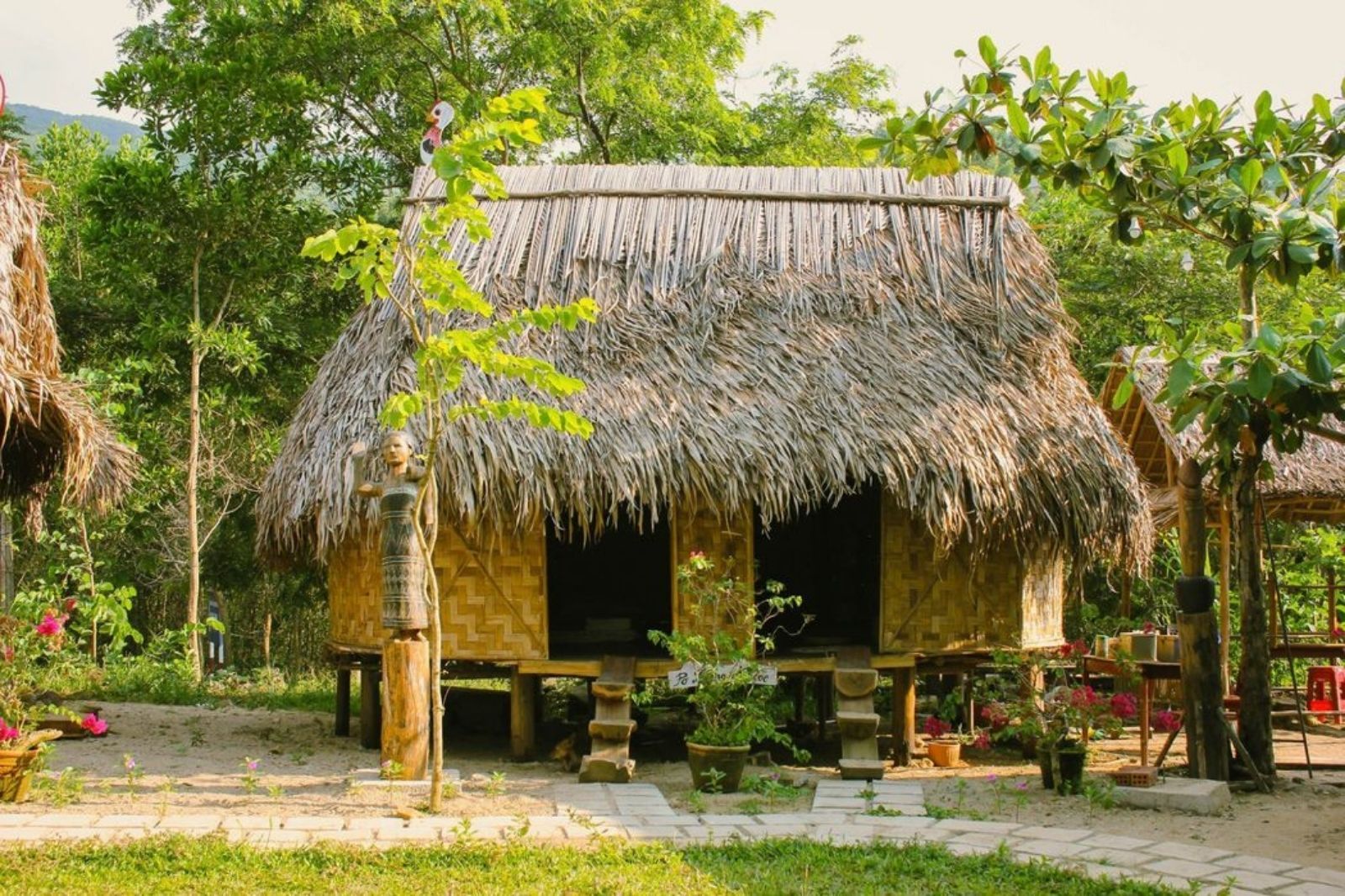 Lưu trú tại nhà moong của đồng bào Cơ-tu