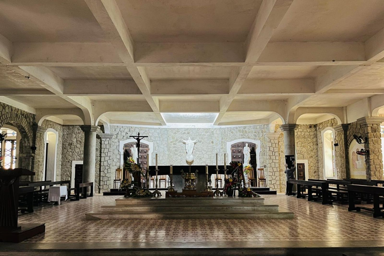Bên trong nhà nguyện trung tâm