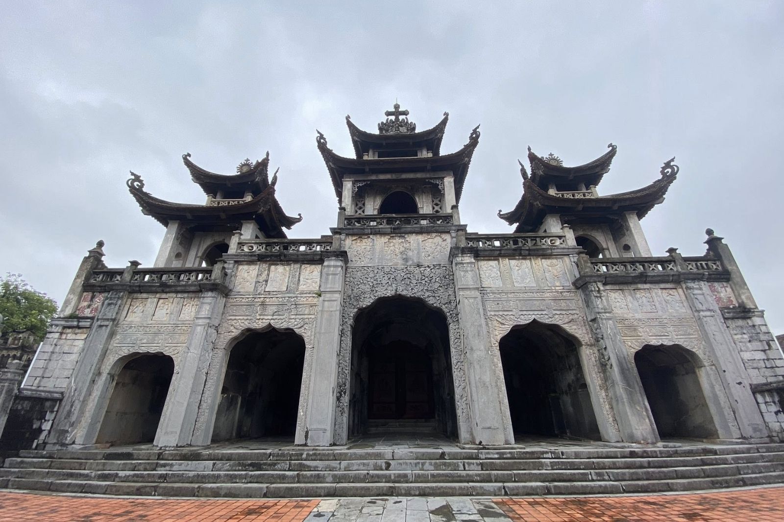 Nhà thờ đá Phát Diệm được xây dựng từ năm 1875