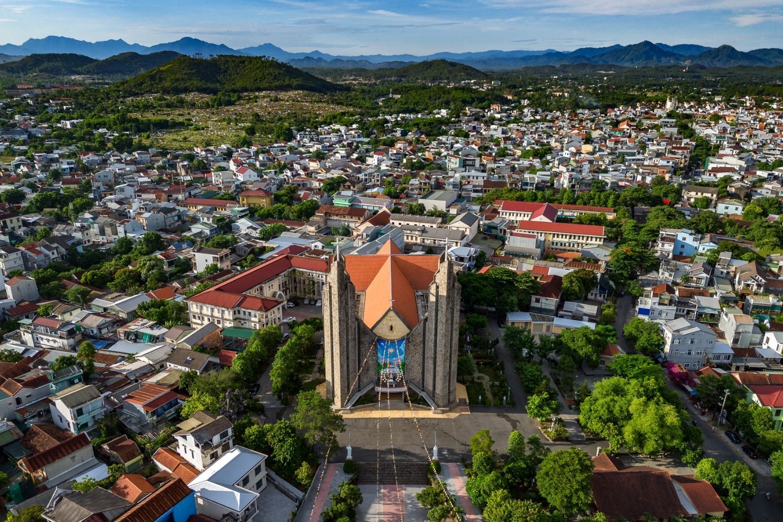 Nhà thờ được xây dựng trên một ngọn đồi