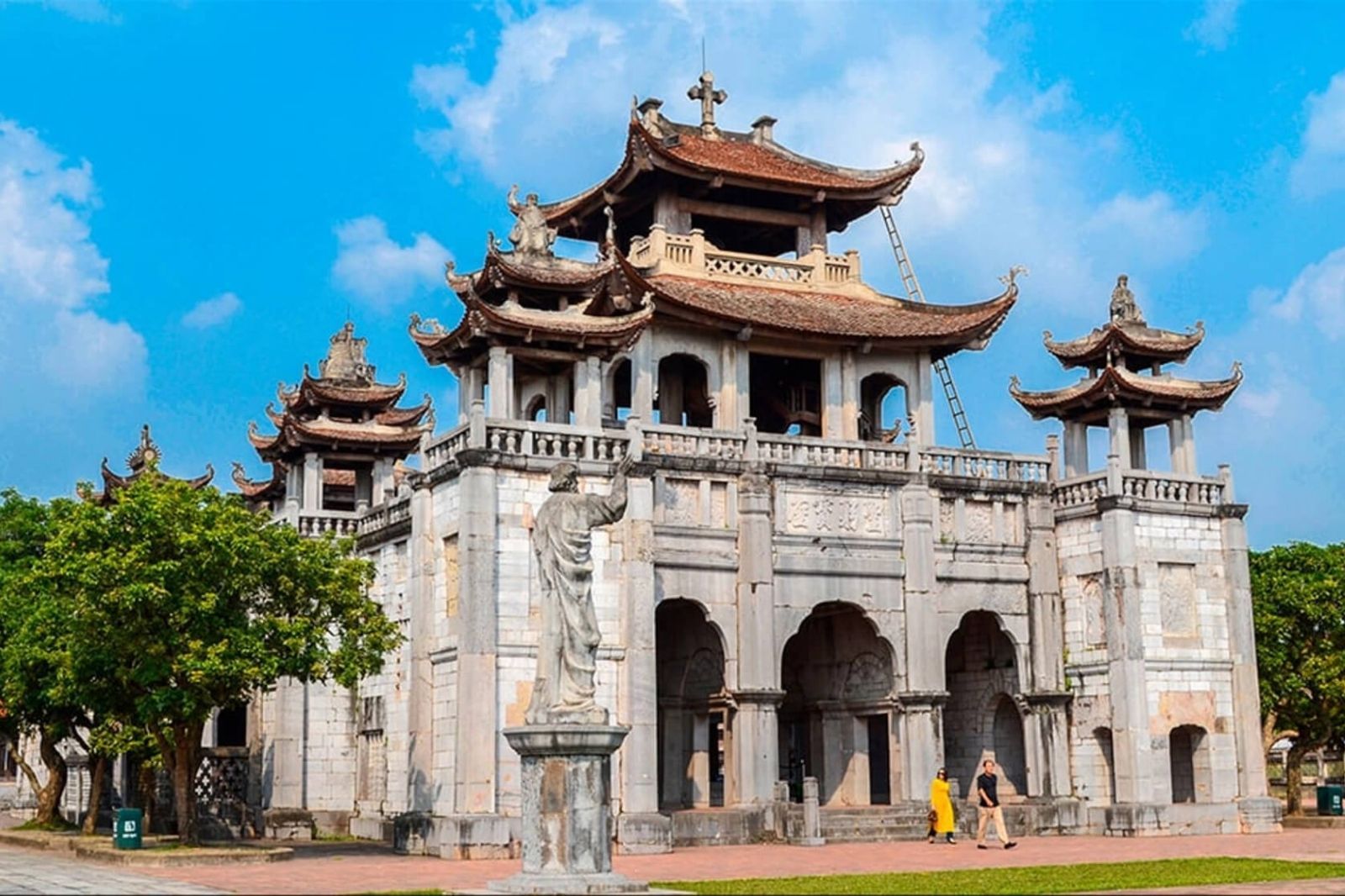 Nhà thờ Phát Diệm với vẻ đẹp cổ kính  