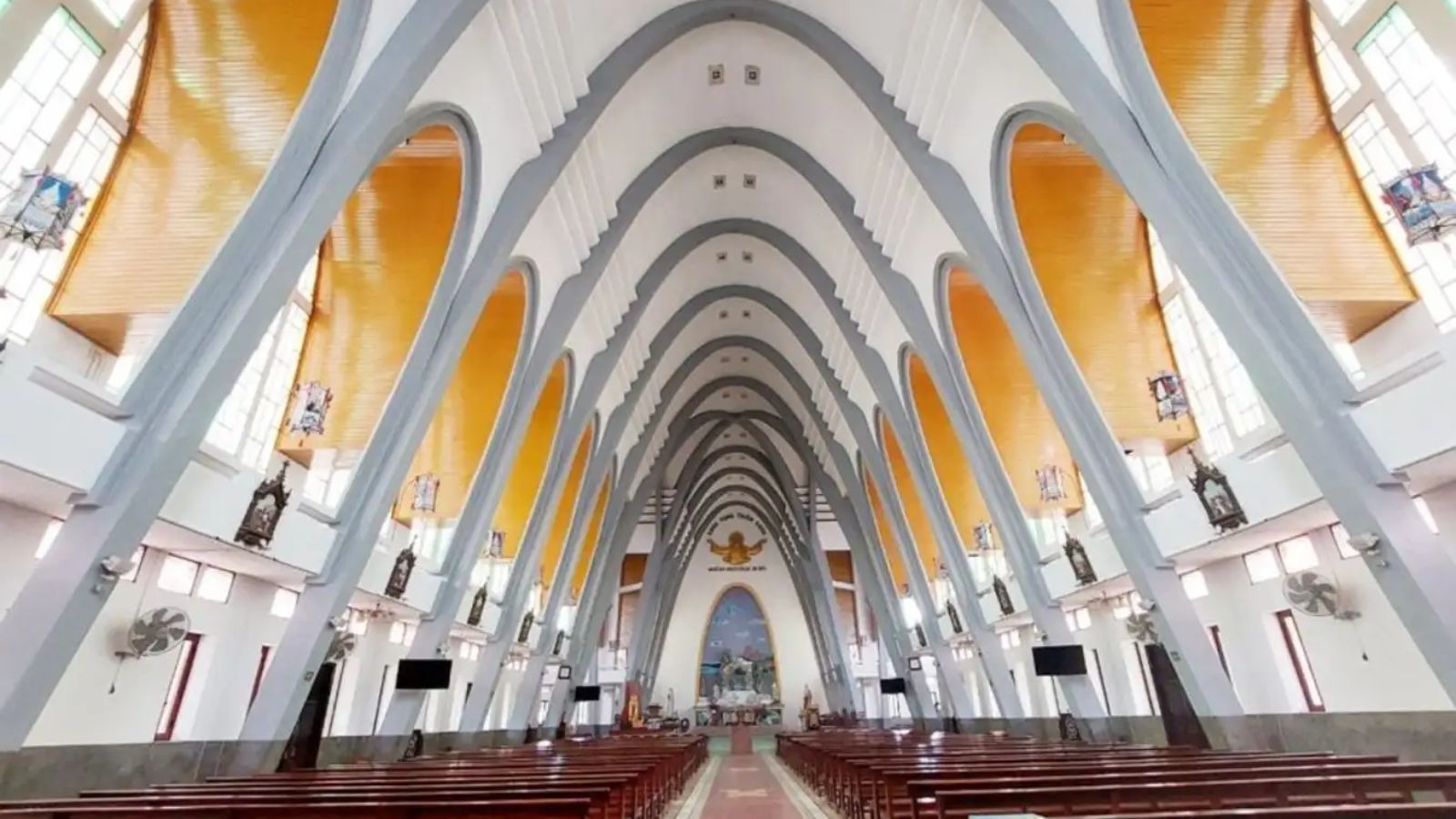 Das weitläufige Innere der Kathedrale Phu Cam.