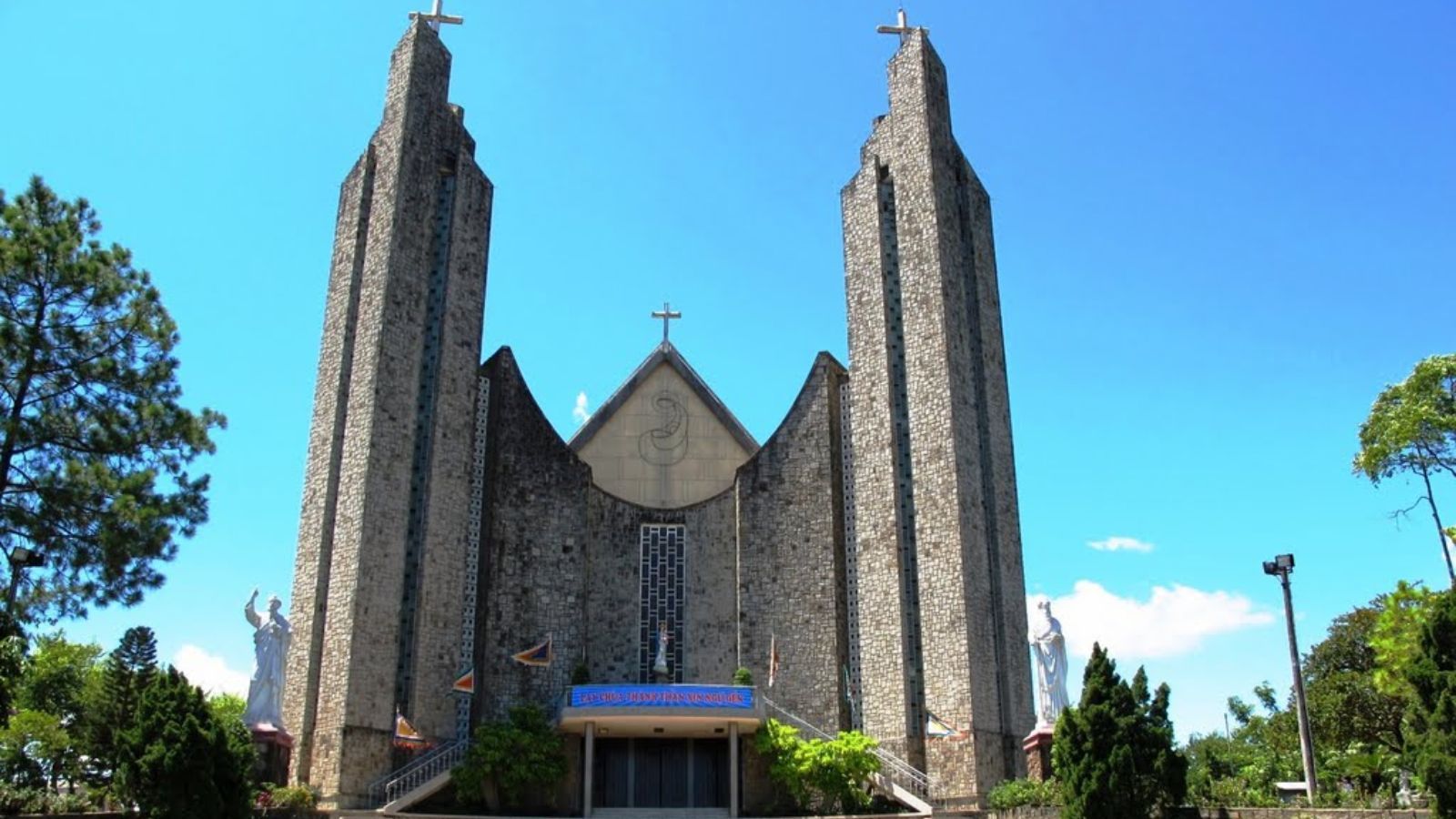Das geschwungene Gewölbe der Kathedrale Phu Cam.