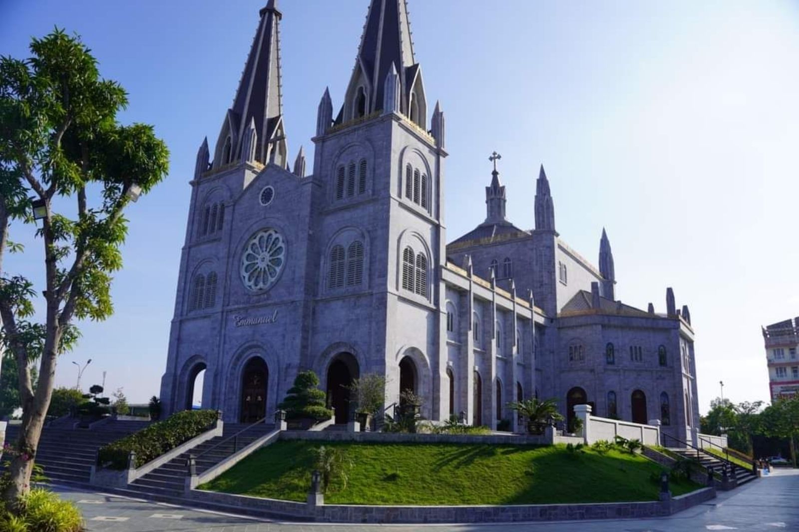 Nhà thờ Tam Tòa mới được xây dựng lại sau này 