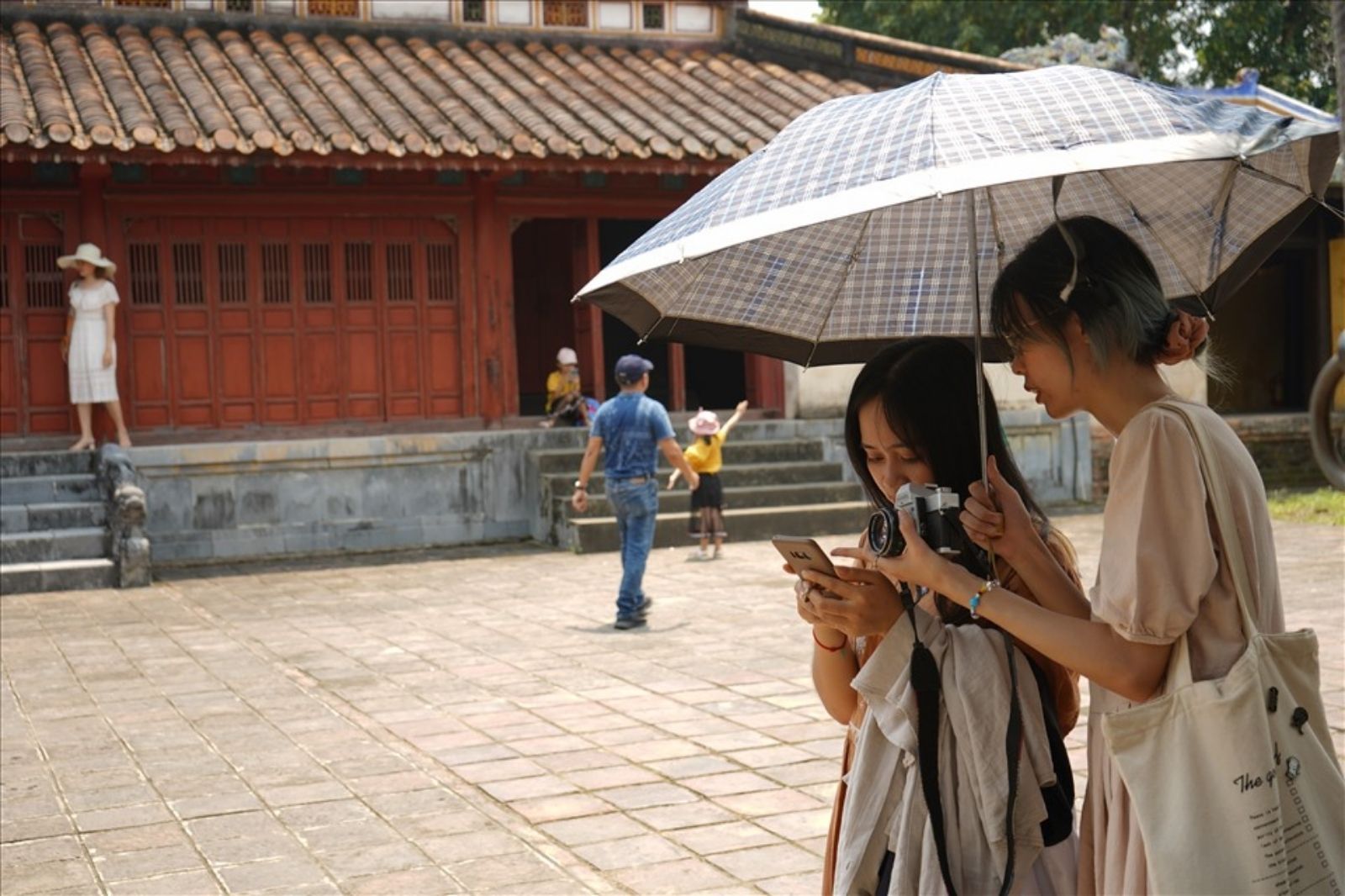 Nhiều bạn trẻ tới tham quan tìm hiểu về lăng 