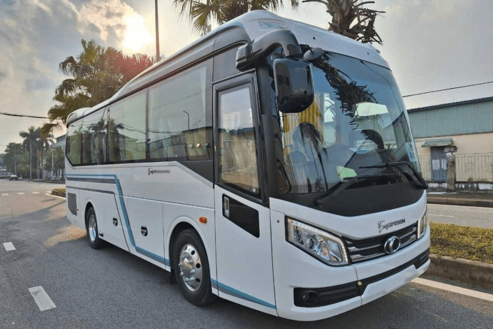 Nhiều phương tiện di chuyển đến biển Đá Nhảy