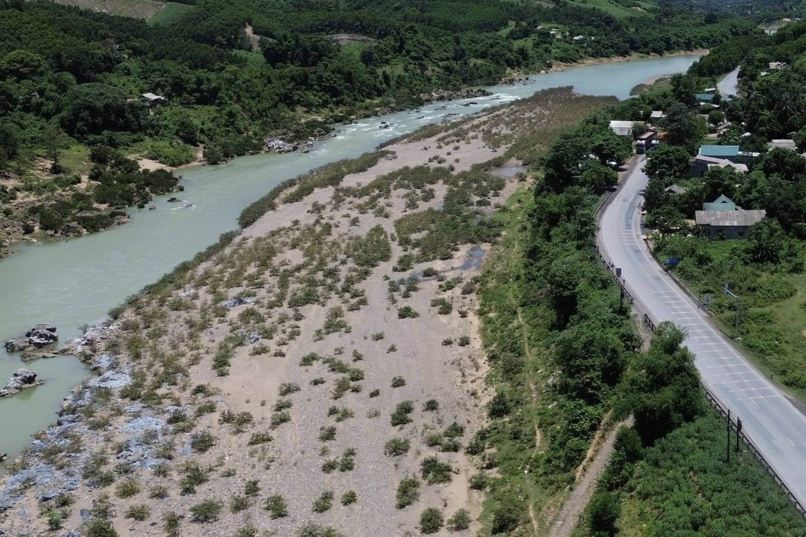 Nhiều người lựa chọn xe máy khi đến cầu treo Đakrông