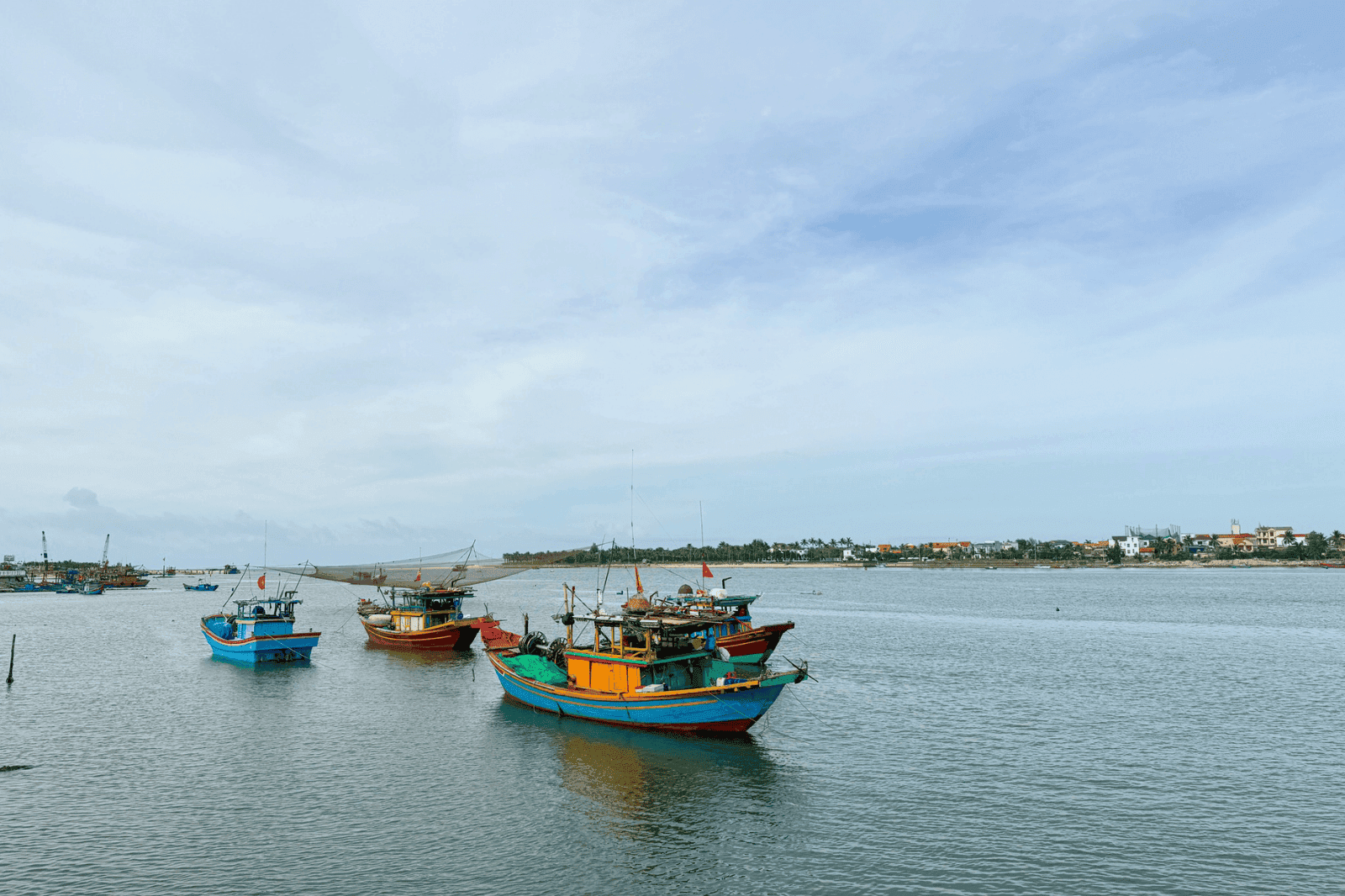 Những chiếc thuyền đánh cá trên bờ sông Nhật Lệ 