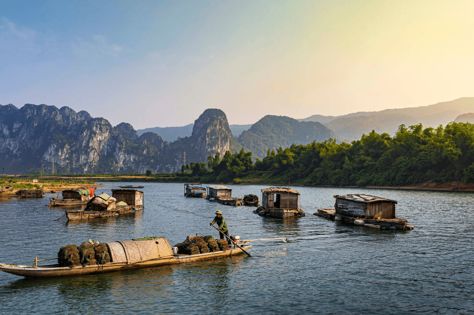 Những dãy núi hùng vĩ bên dòng sông uốn lượn 
