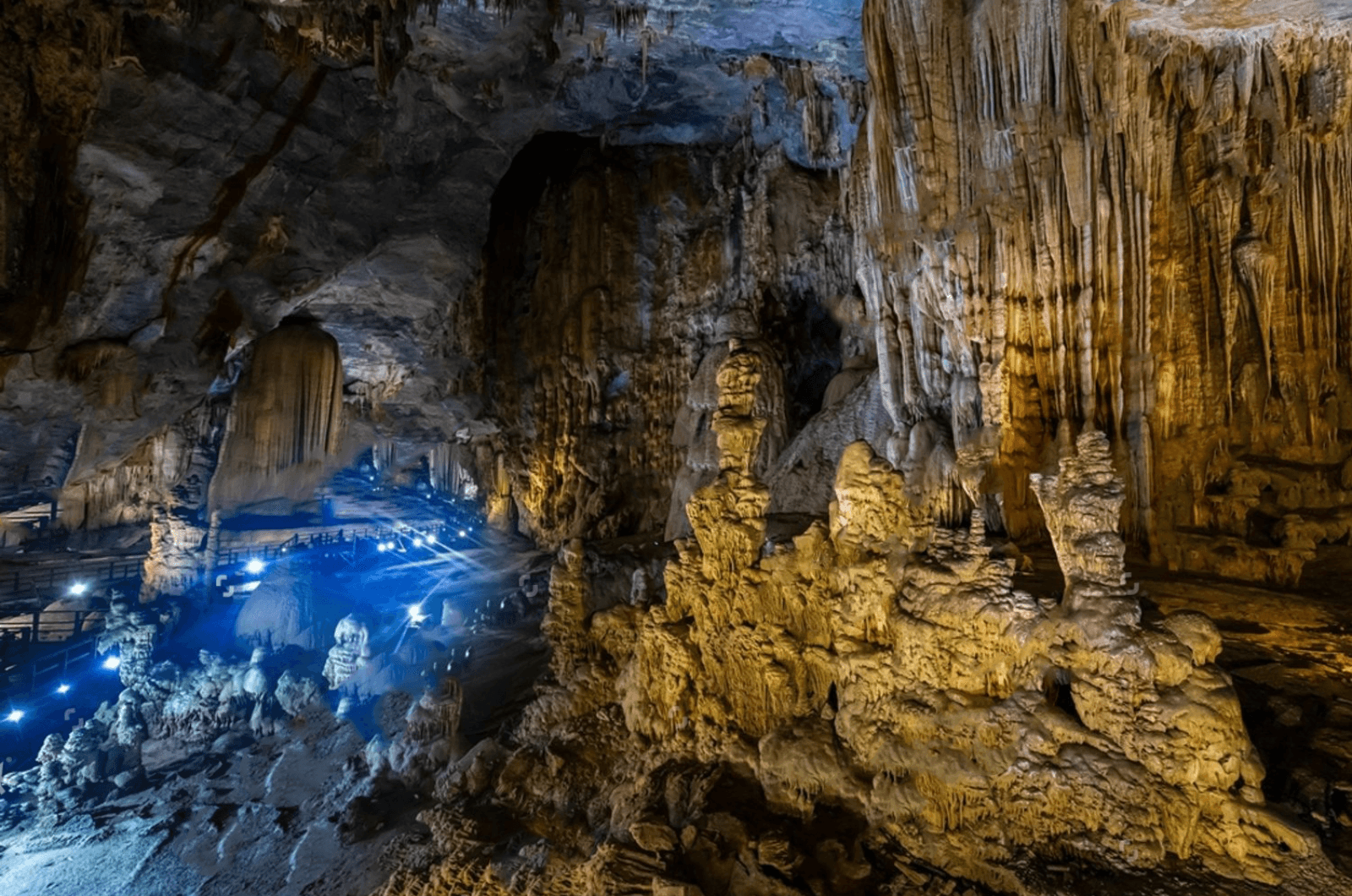 Những khối thạch nhũ có hình hài da dạng
