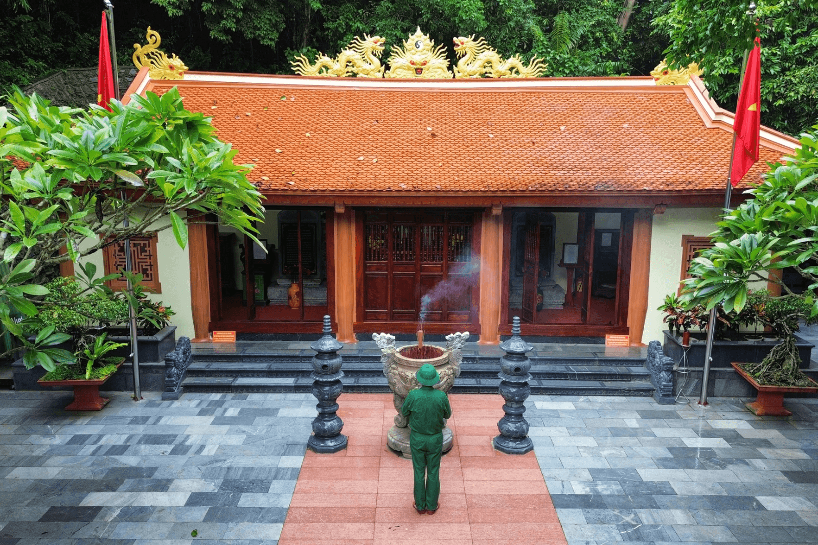 Những ngày lễ dòng người đổ về đây thắp hương rất đông 