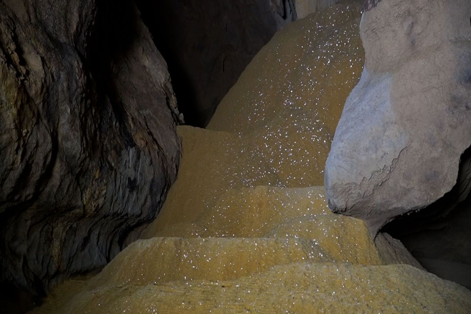 Những phiến thạch nhũ màu vàng bên trong hang động Vân Tiên 