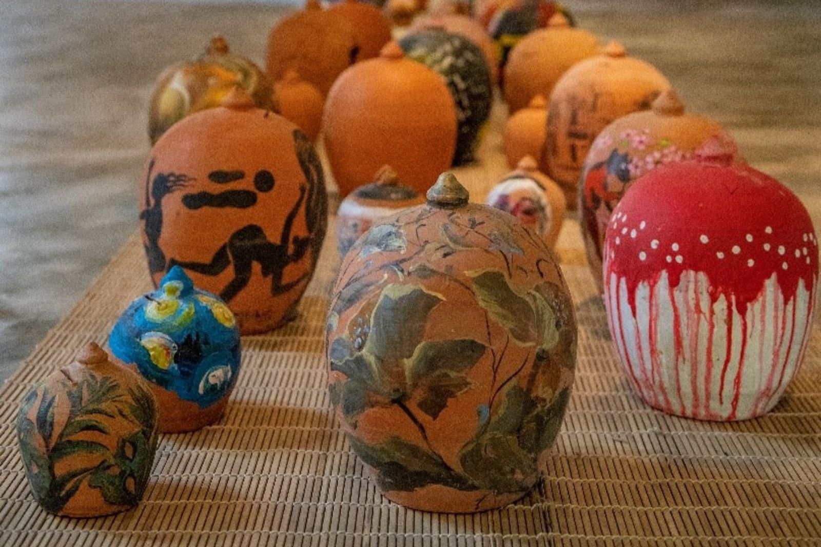 Những tác phẩm đất nung được trưng bày  