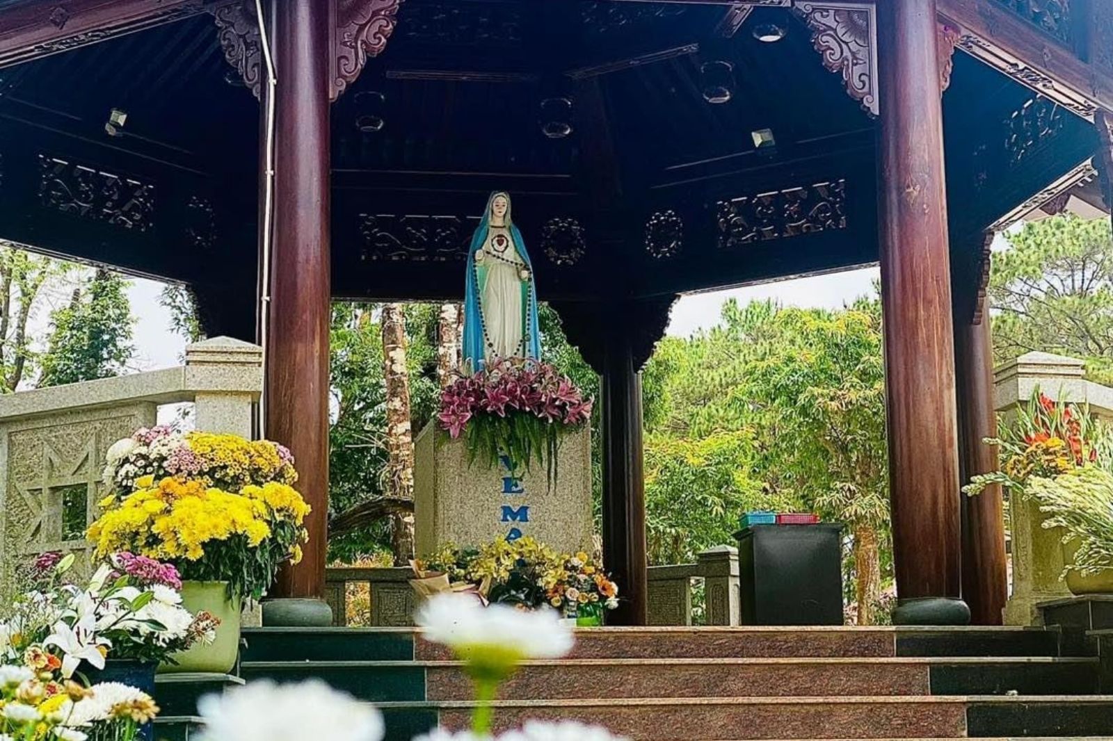 Nơi đặt tượng Đức Mẹ Măng Đen 