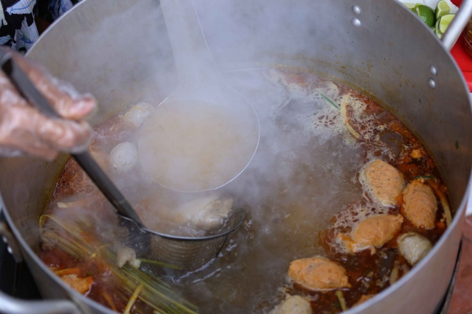 Nồi nước dùng bún bò Huế 