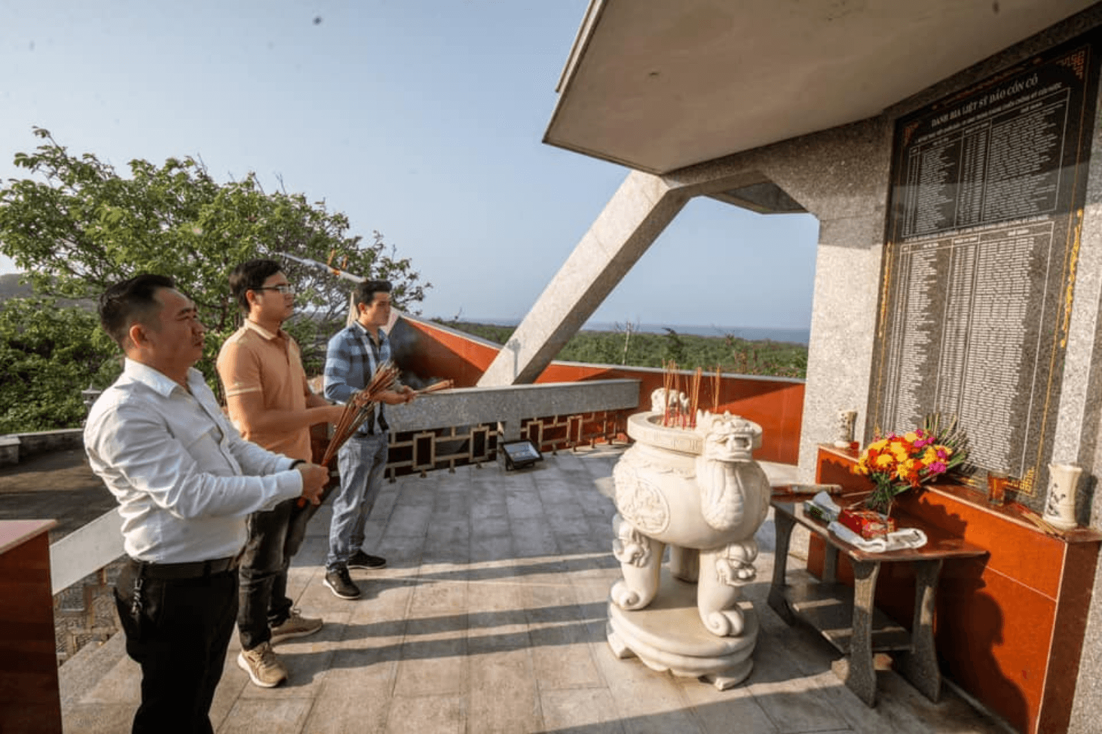 Nơi thắp hương tưởng nhớ các anh hùng liệt sĩ trên đảo 