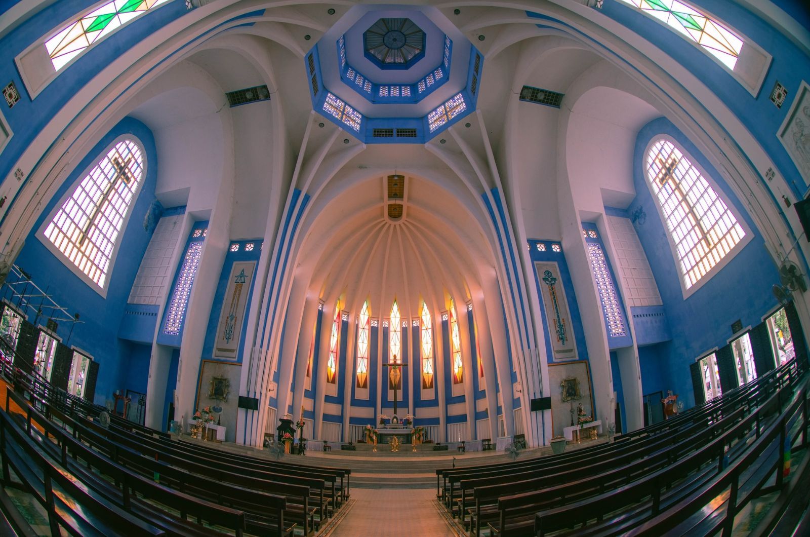 Nội thất bên trong nhà thờ 