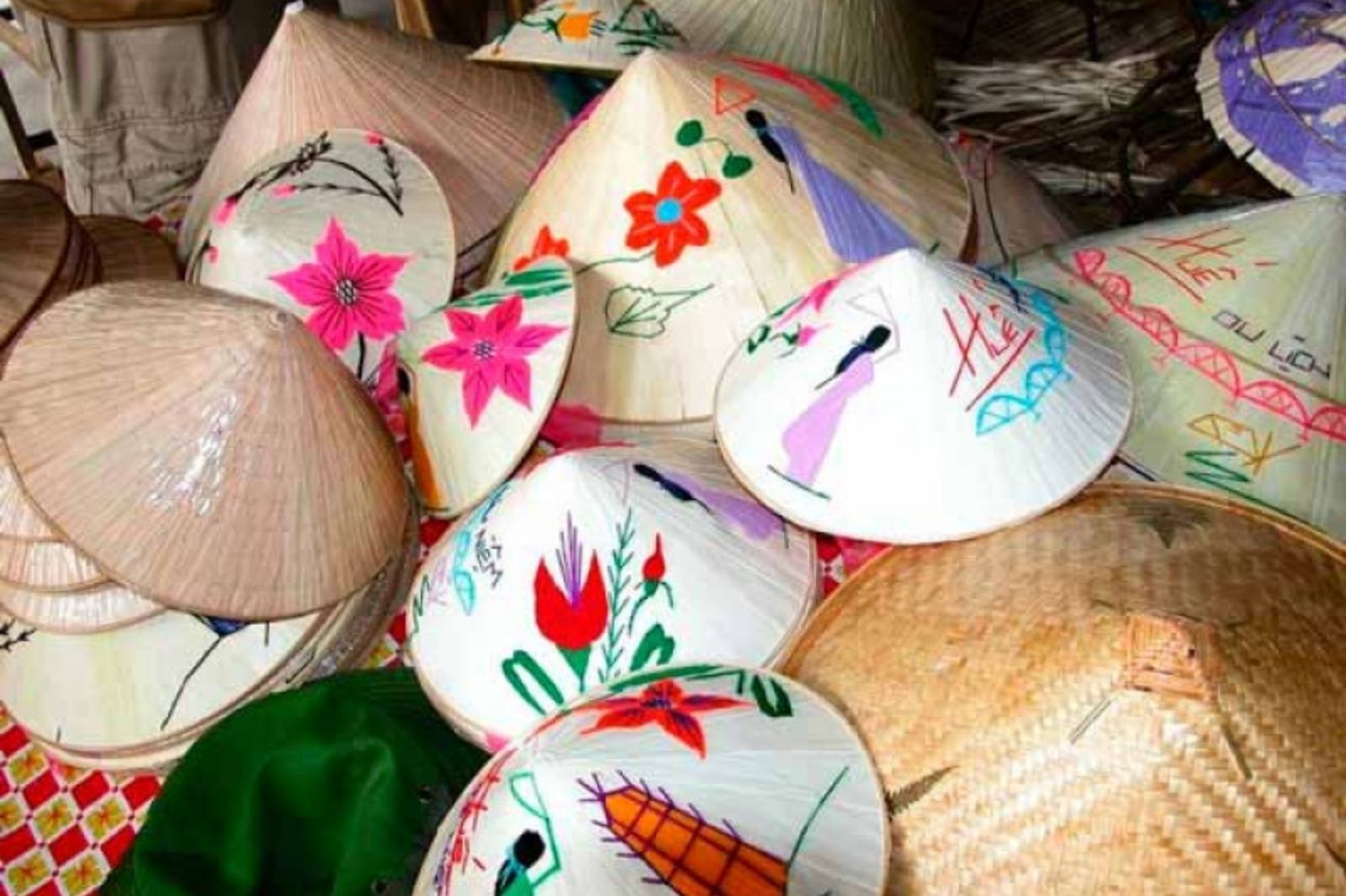 Nón bài thơ từ lâu trở thành một biểu tượng gắn bó với Huế 