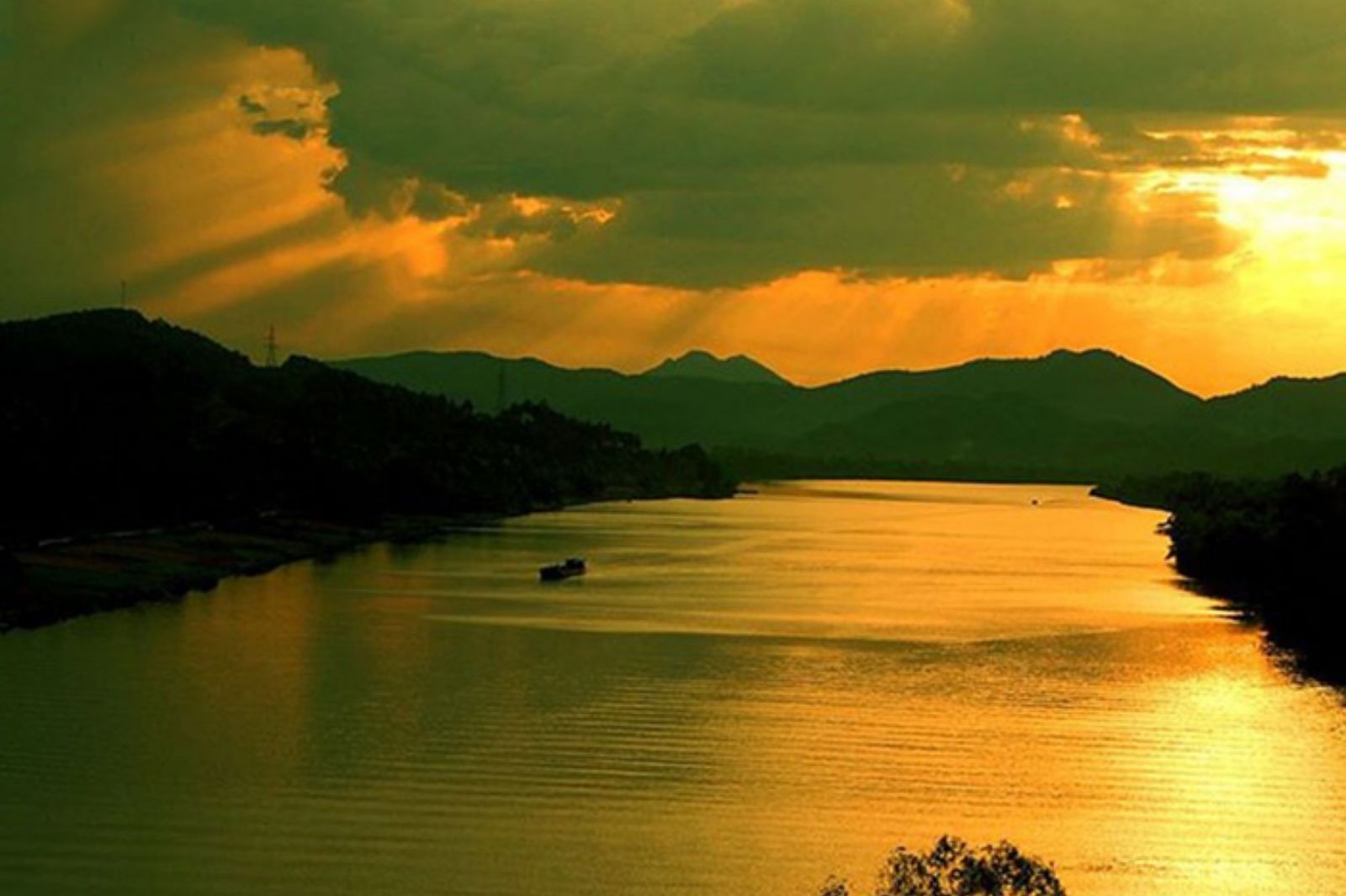 Núi Ngự Bình như một chiếc bình phong khổng lồ