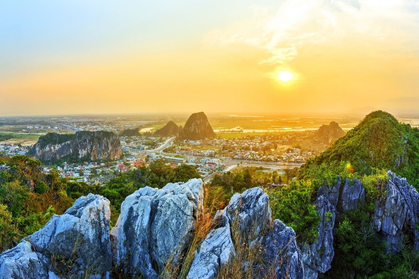 Núi Ngũ Hành Sơn là quần thể gồm 5 ngọn núi  