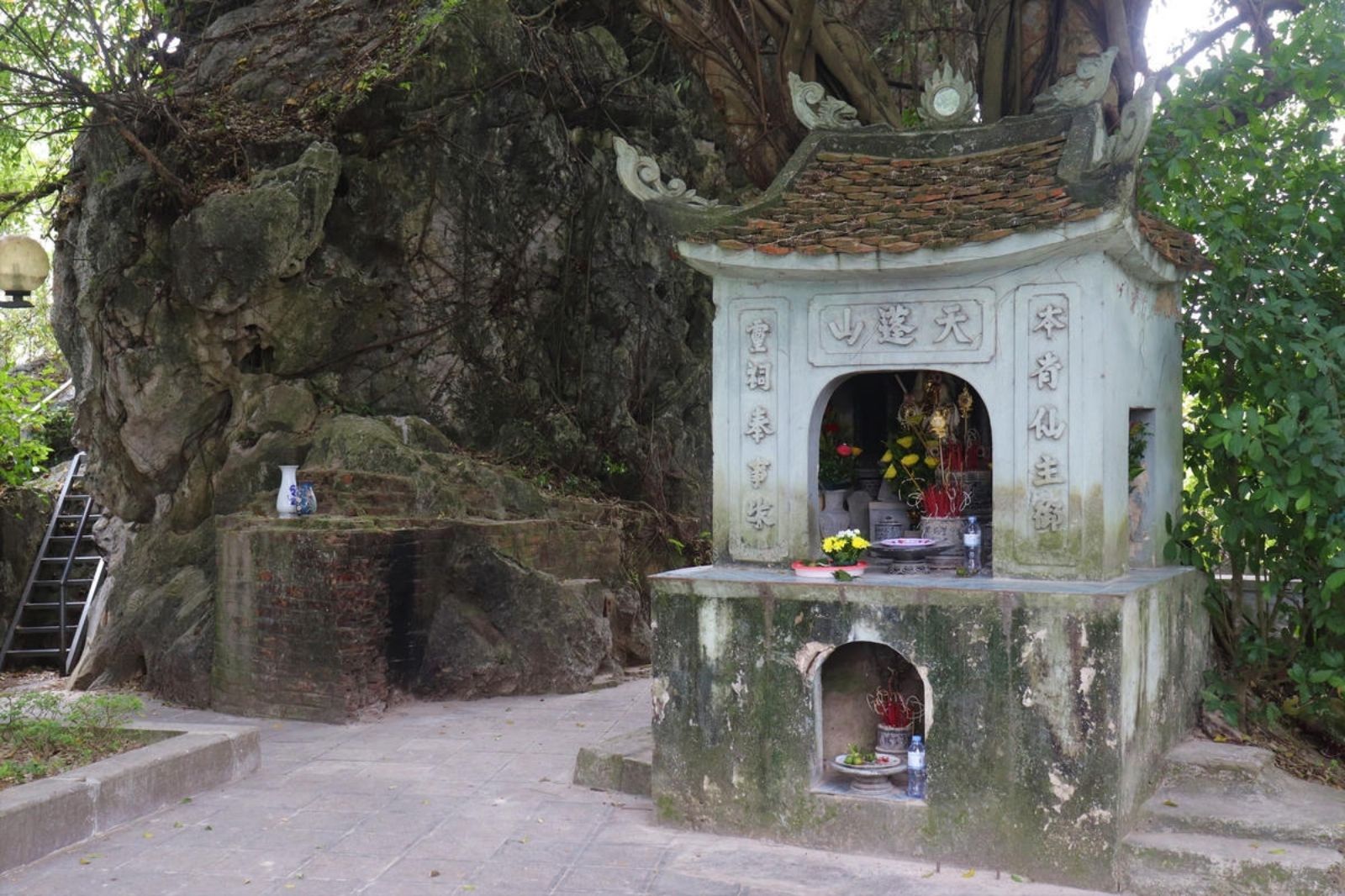 Núi Non Nước hay còn gọi là Dục Thúy Sơn 