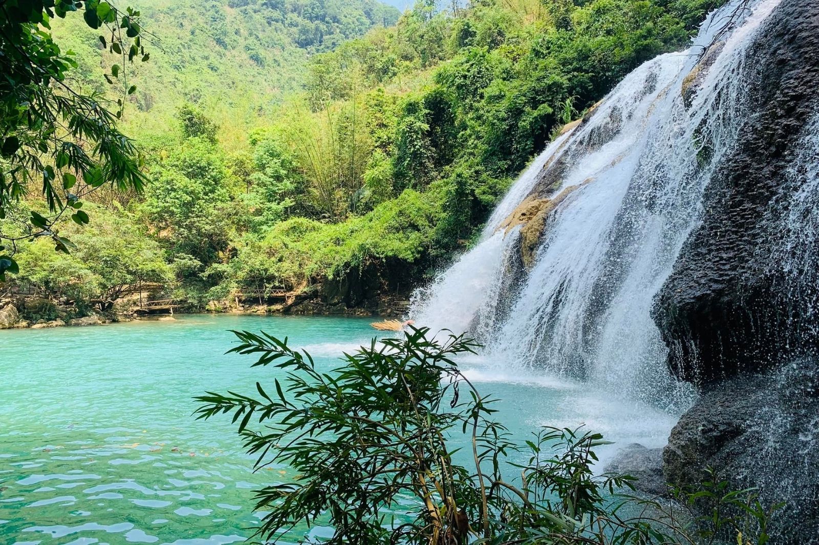 Nước ở thác Tà Puồng không quá ồ ạt phù hợp chèo bè tre