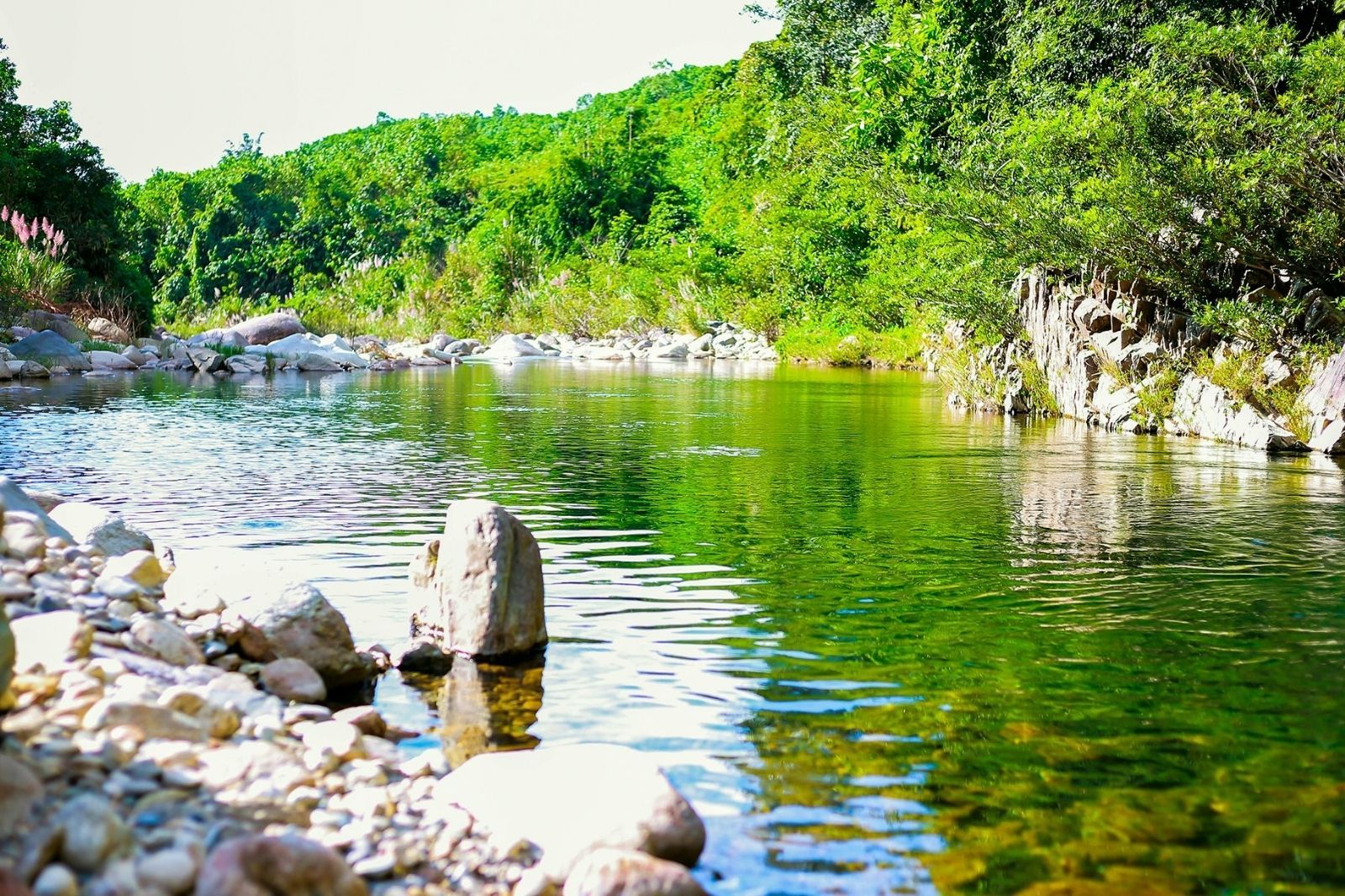 Nước suối A Lin khá trong và mát lạnh