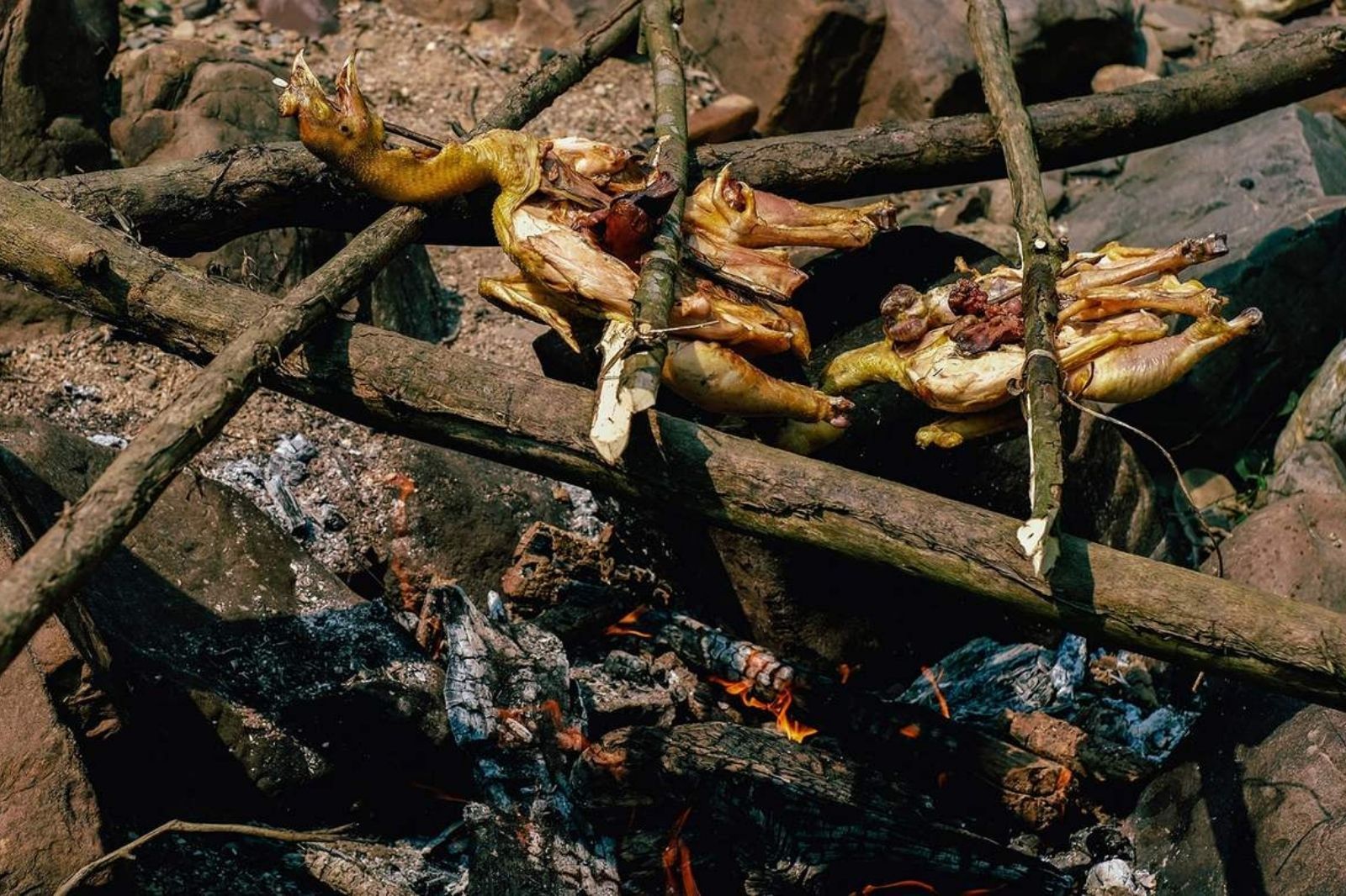 Nướng gà sau khi vượt thác Tam Lu