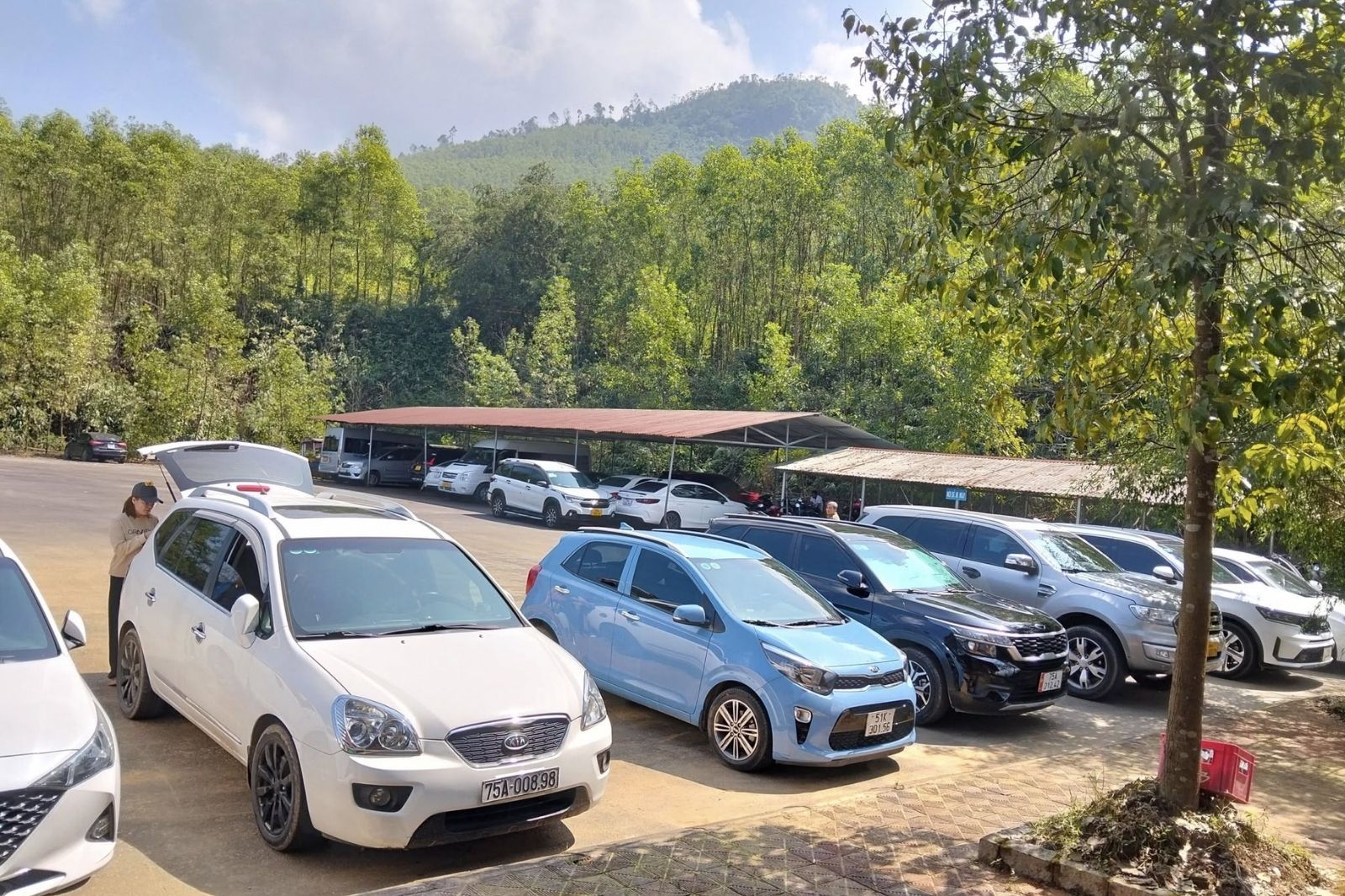 Ở hồ Truồi có bãi đỗ xe ô tô