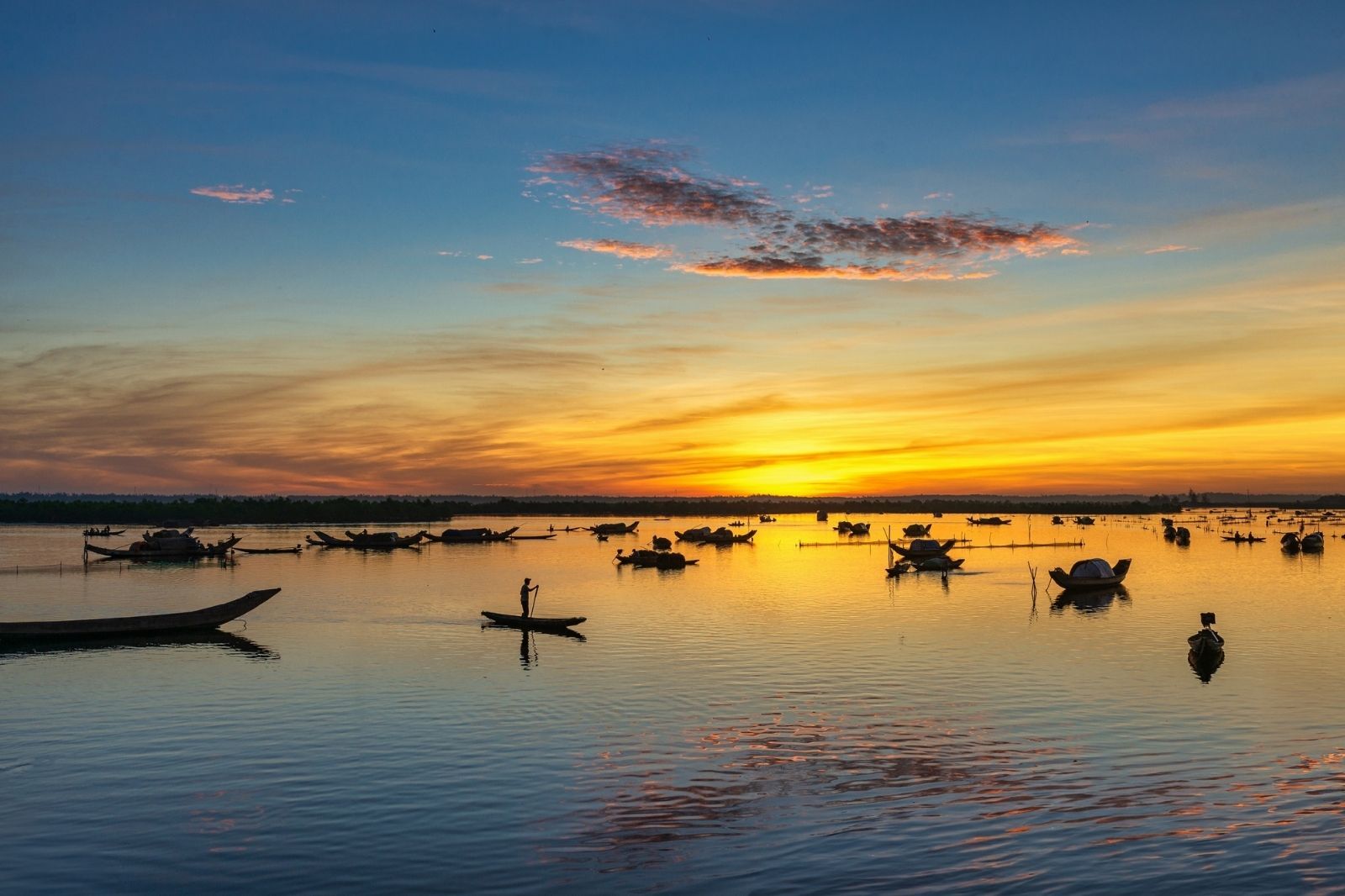 Phá Tam Giang là vùng đầm phá nước lợ rộng lớn  