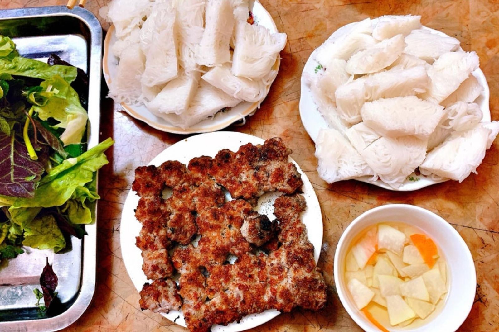 Phần chả được nướng xém nhưng vẫn giữ được độ ẩm bên trong