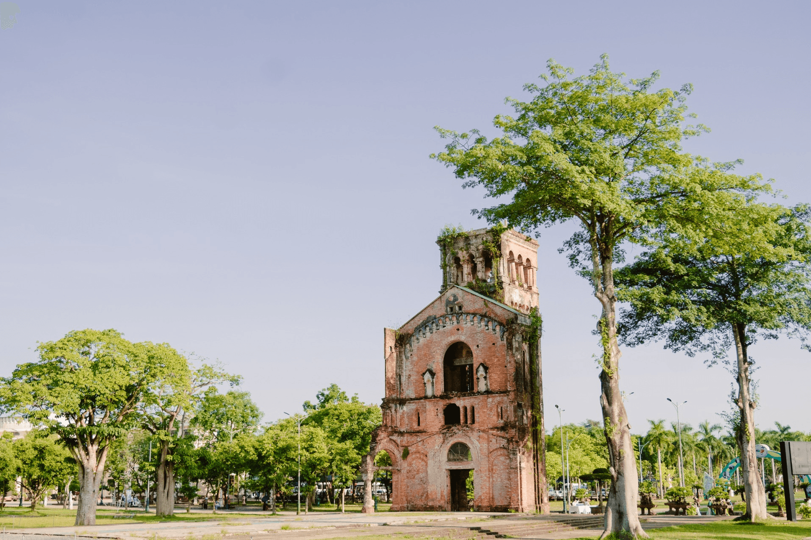 Phần di tích còn sót lại sau chiến tranh