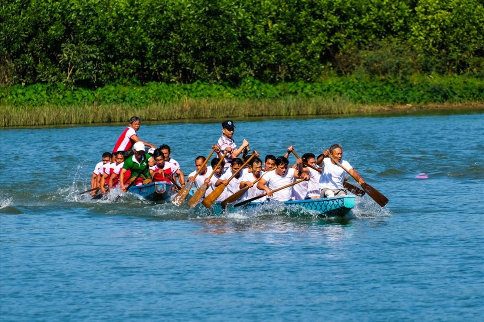 Phần hội đua thuyền sau phần lễ 