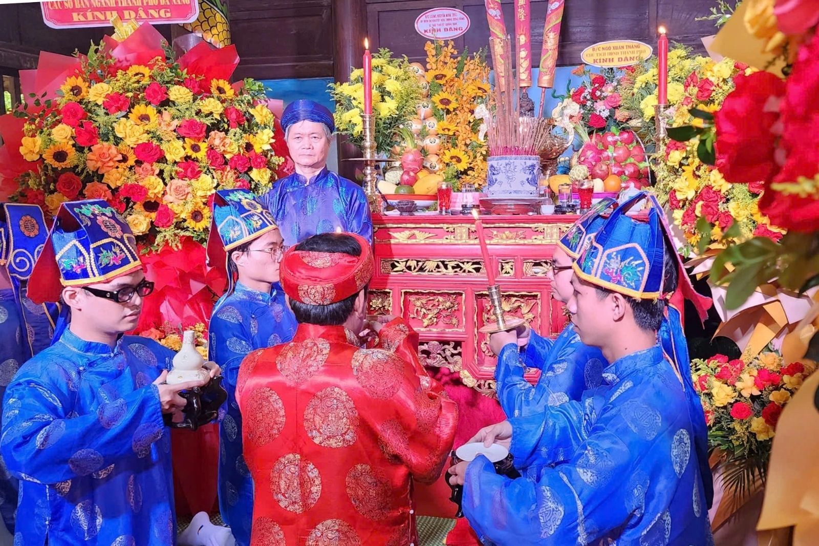 Phần lễ diễn ra ở Đình làng  