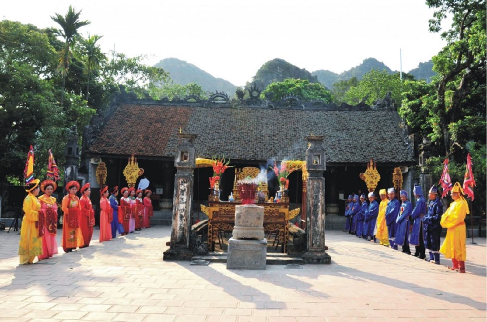 Phần lễ diễn ra trang nghiêm tại đền