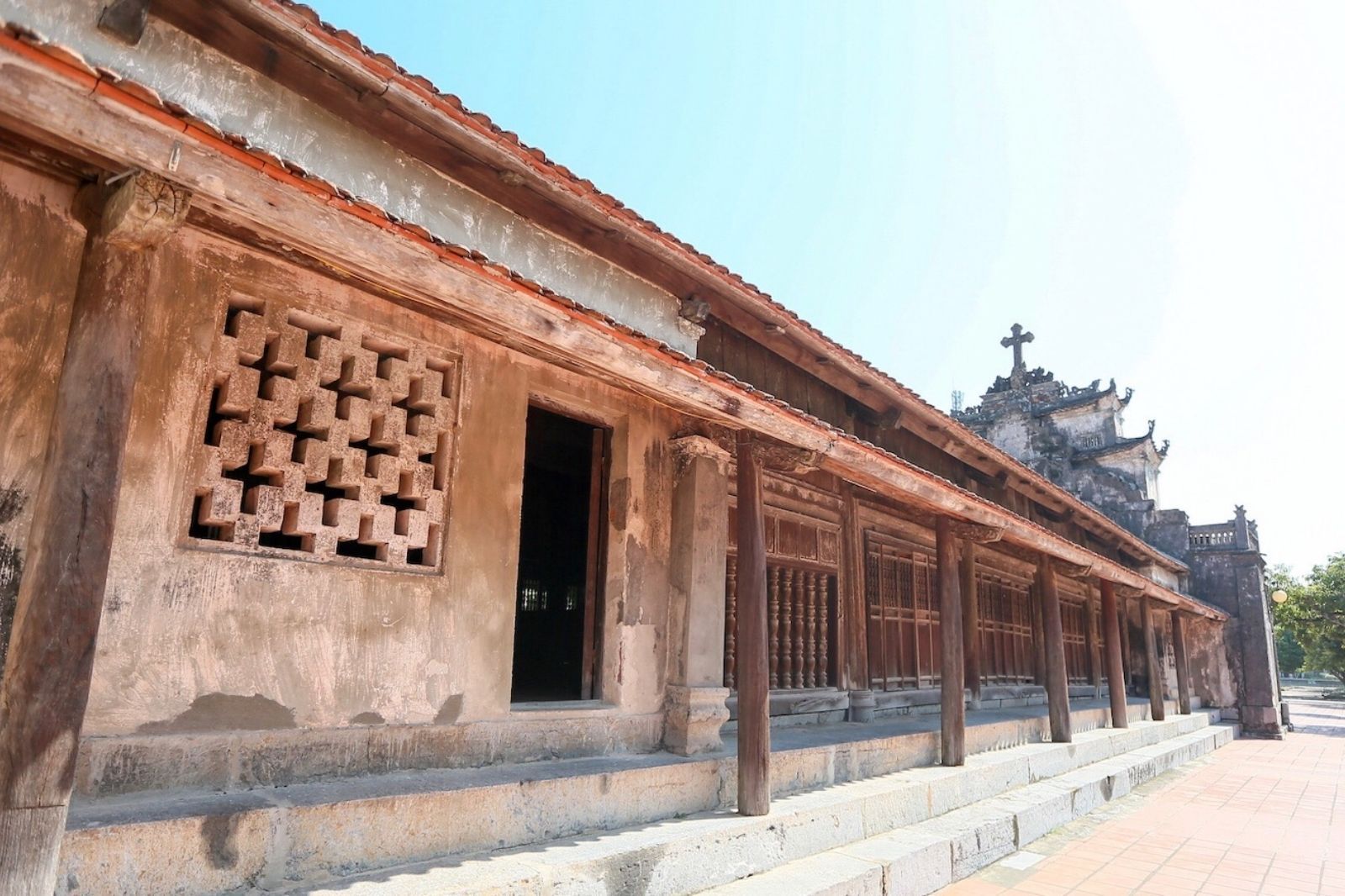 Phần mộc được làm từ gỗ lim