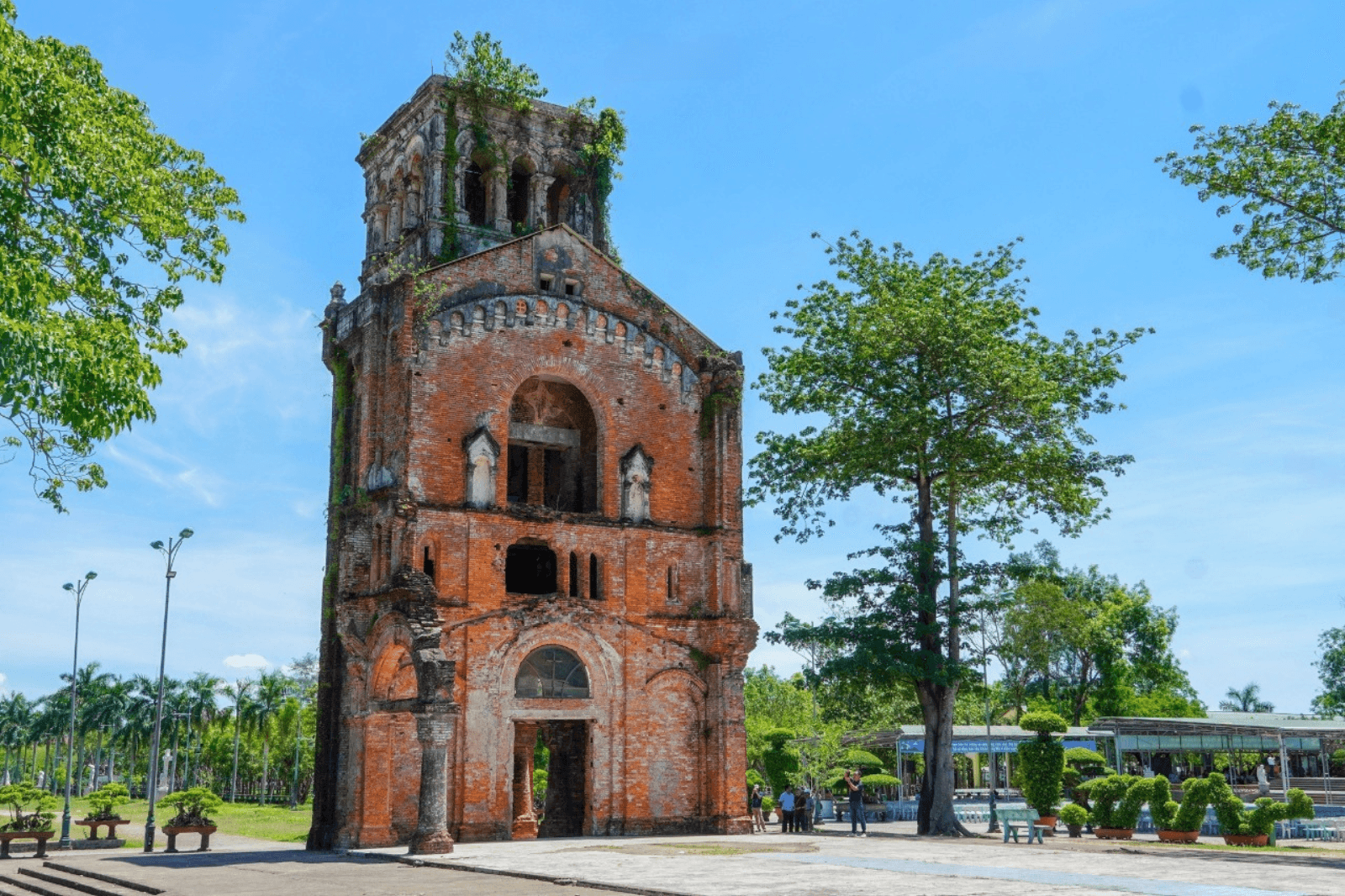 Phần tháp chuông cổ còn sót lại