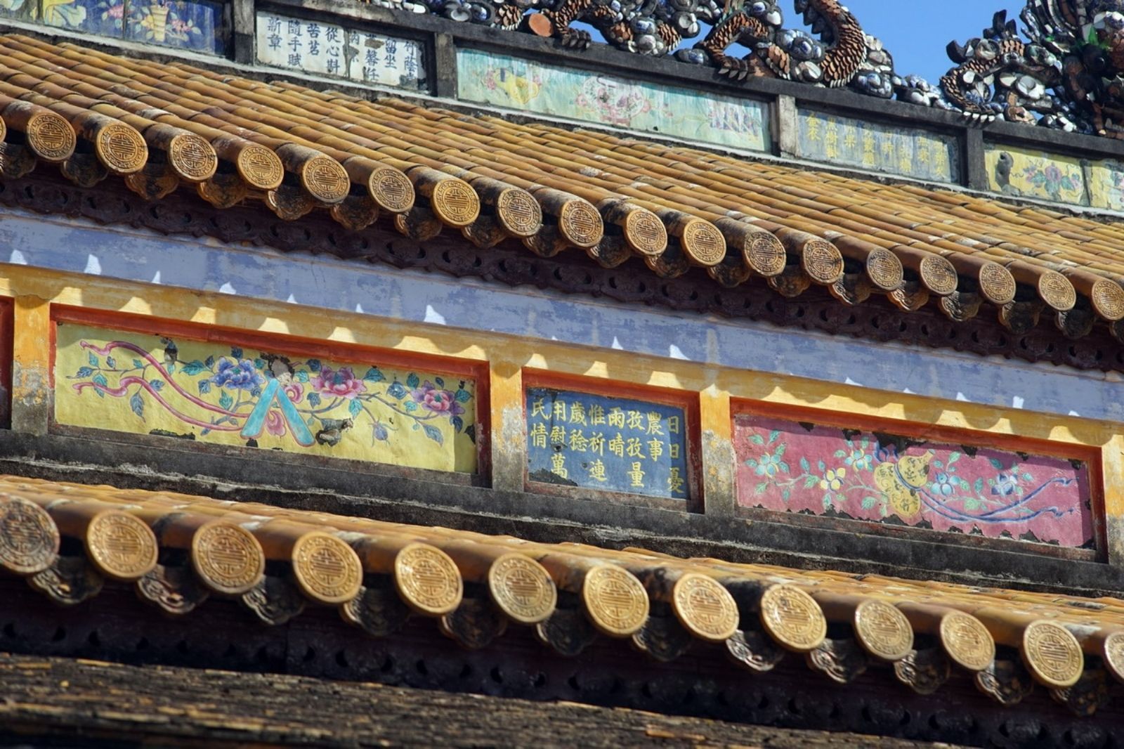  Ô pháp lam trên dải cổ diêm của điện Thái Hòa