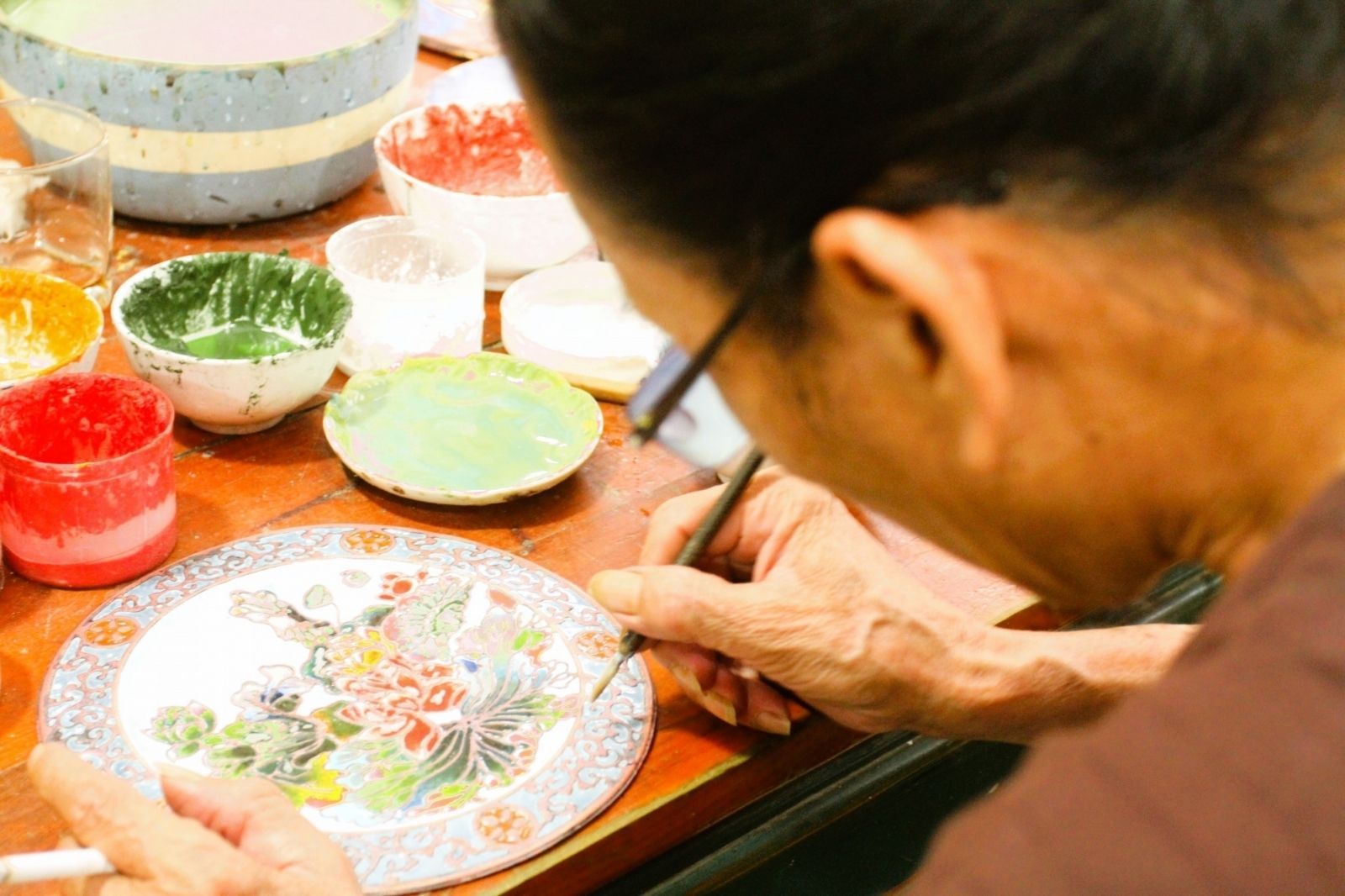 Pháp lam Huế là kỹ thuật vẽ nhiều lớp lên gốm 