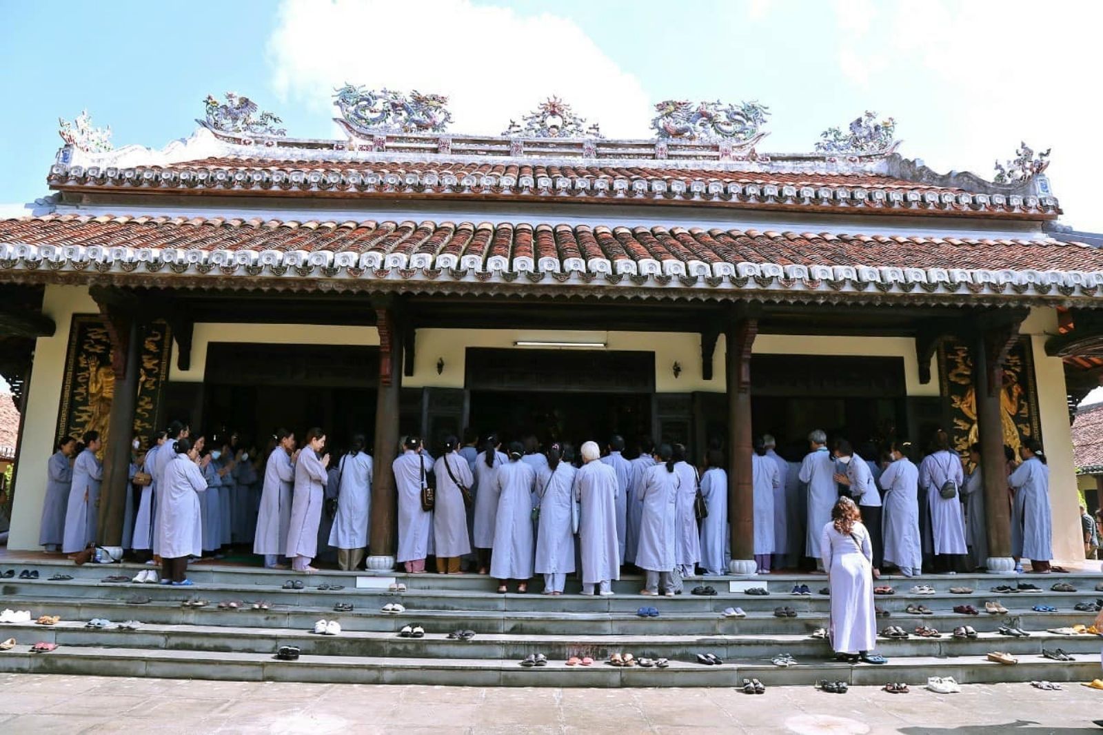 Phật tử tụ họp tại chùa vào dịp rằm 