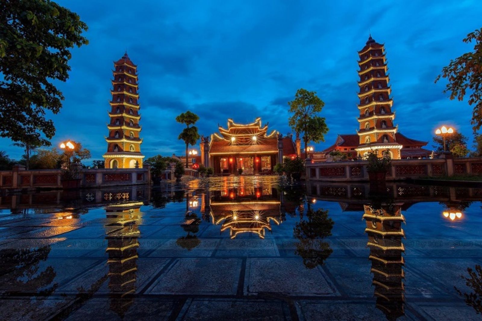 Phía trước Chùa Hoằng Phúc 