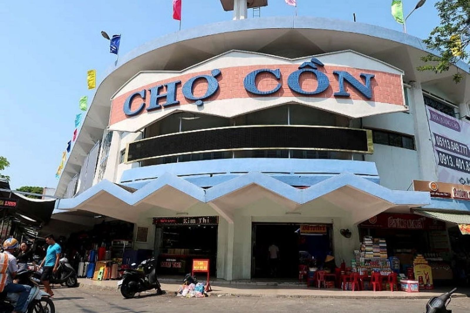 Phía trước cổng chợ Cồn