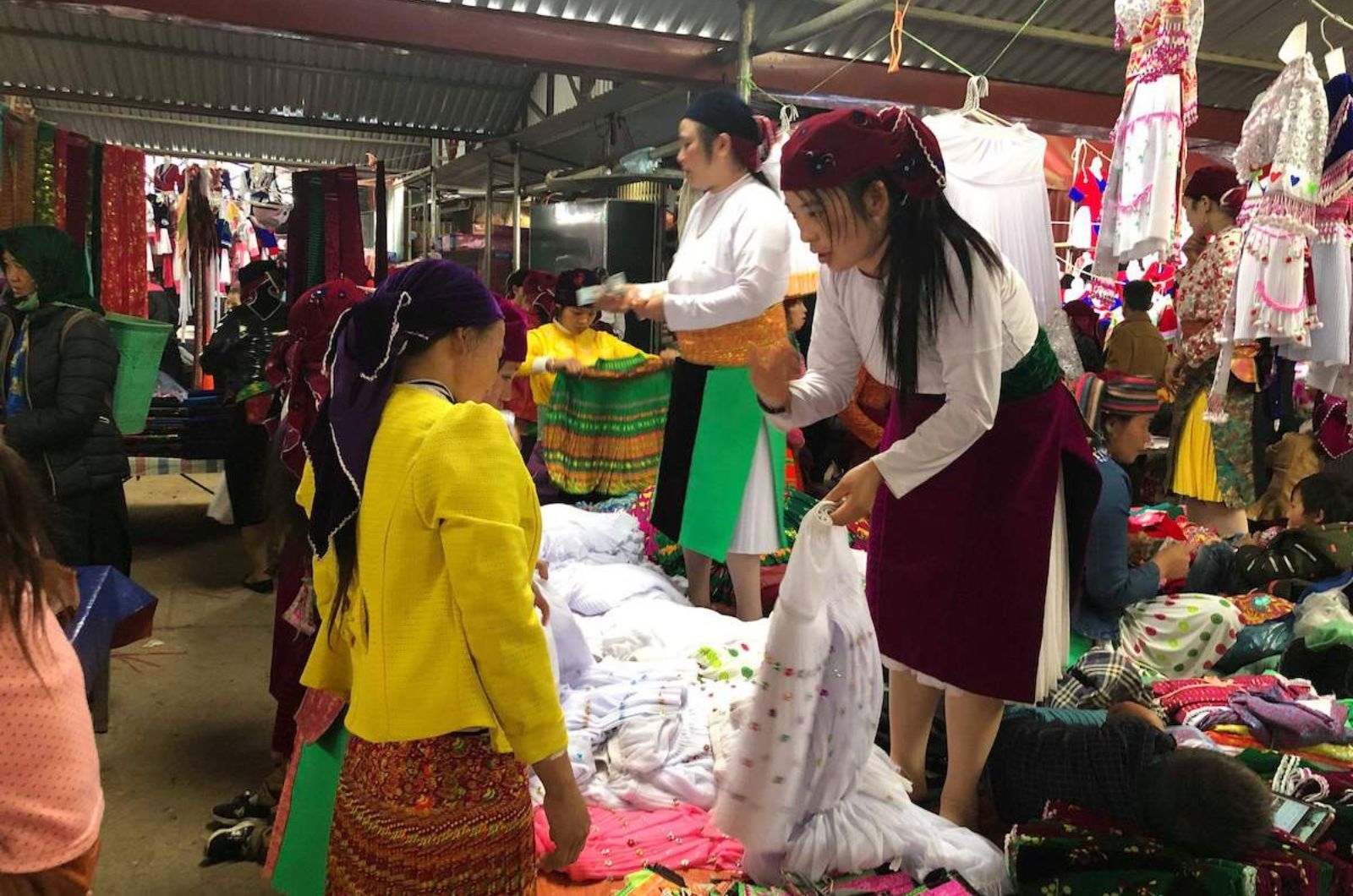 El mercado tradicional en el centro de la localidad de Dong Van