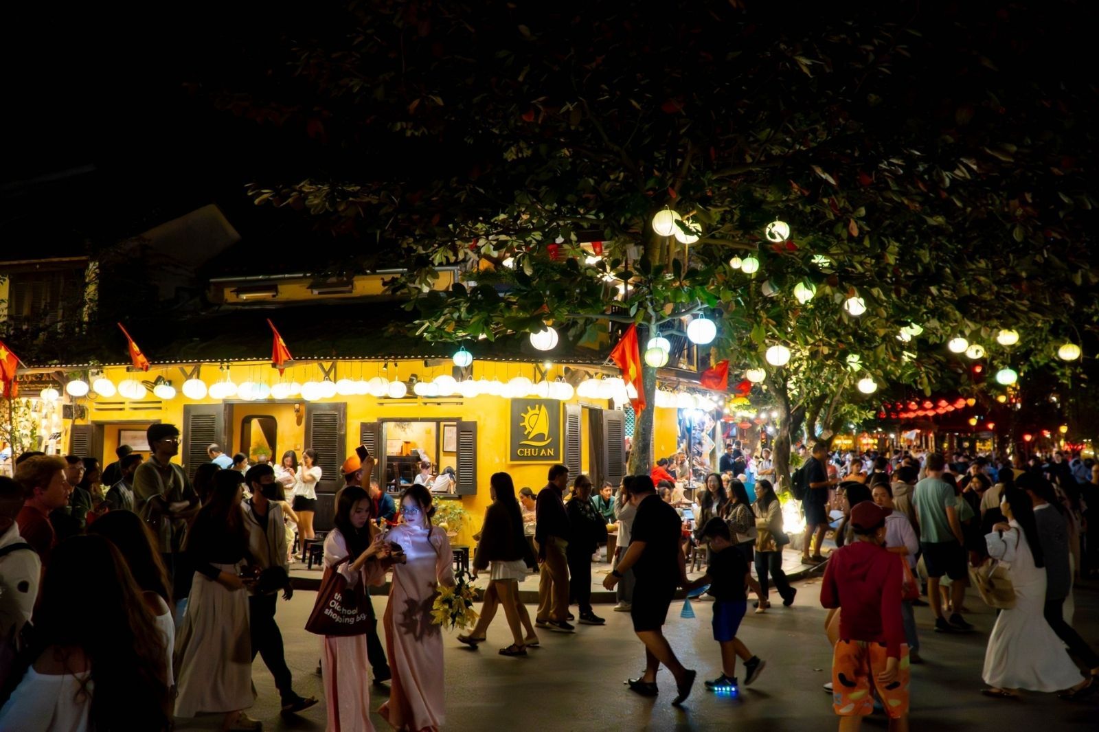 Phố cổ Hội An nhộn nhịp về đêm  