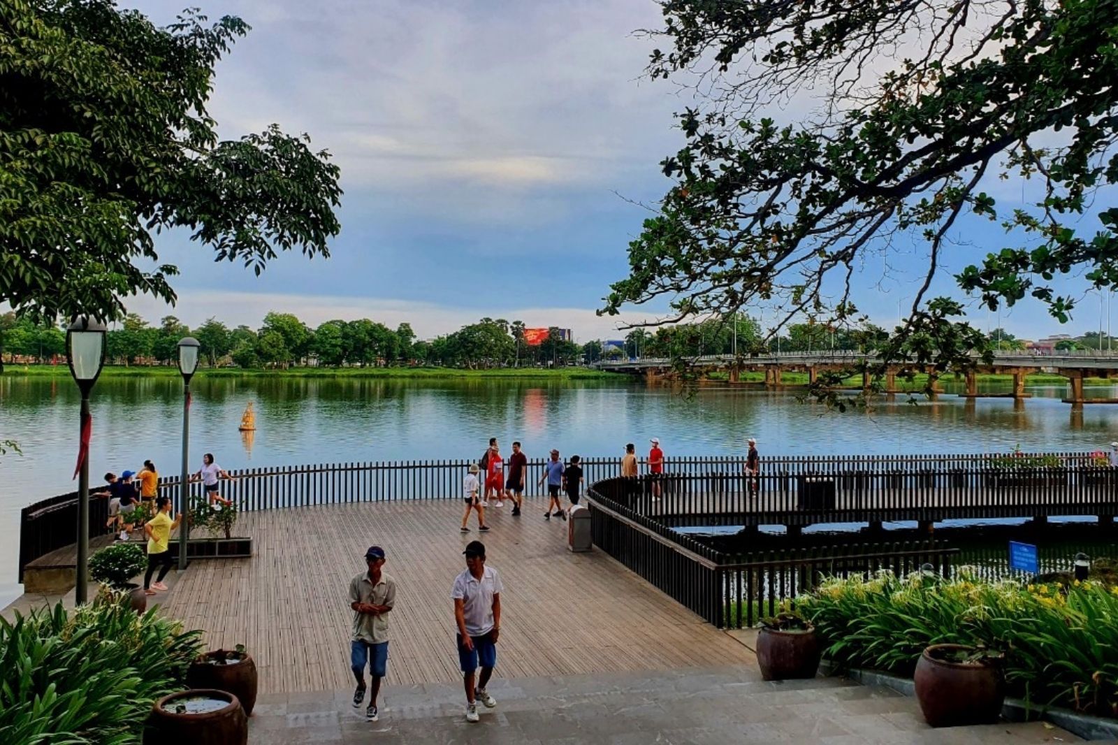 Phố đi bộ dọc sông Hương 