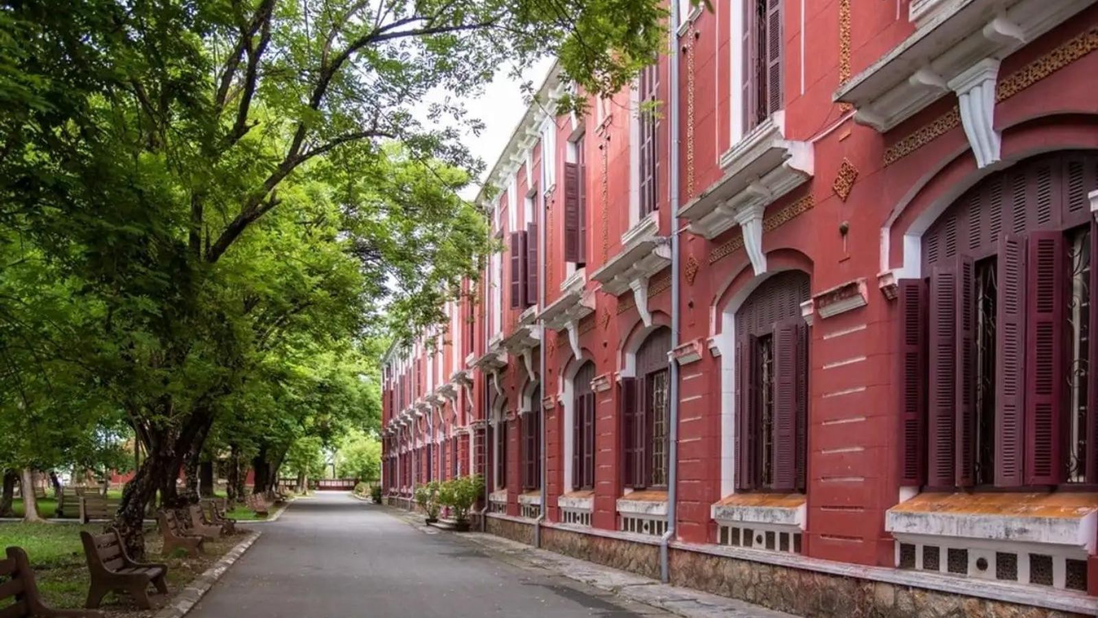 El frondoso y arbolado campus de la escuela Quoc Hoc Hue